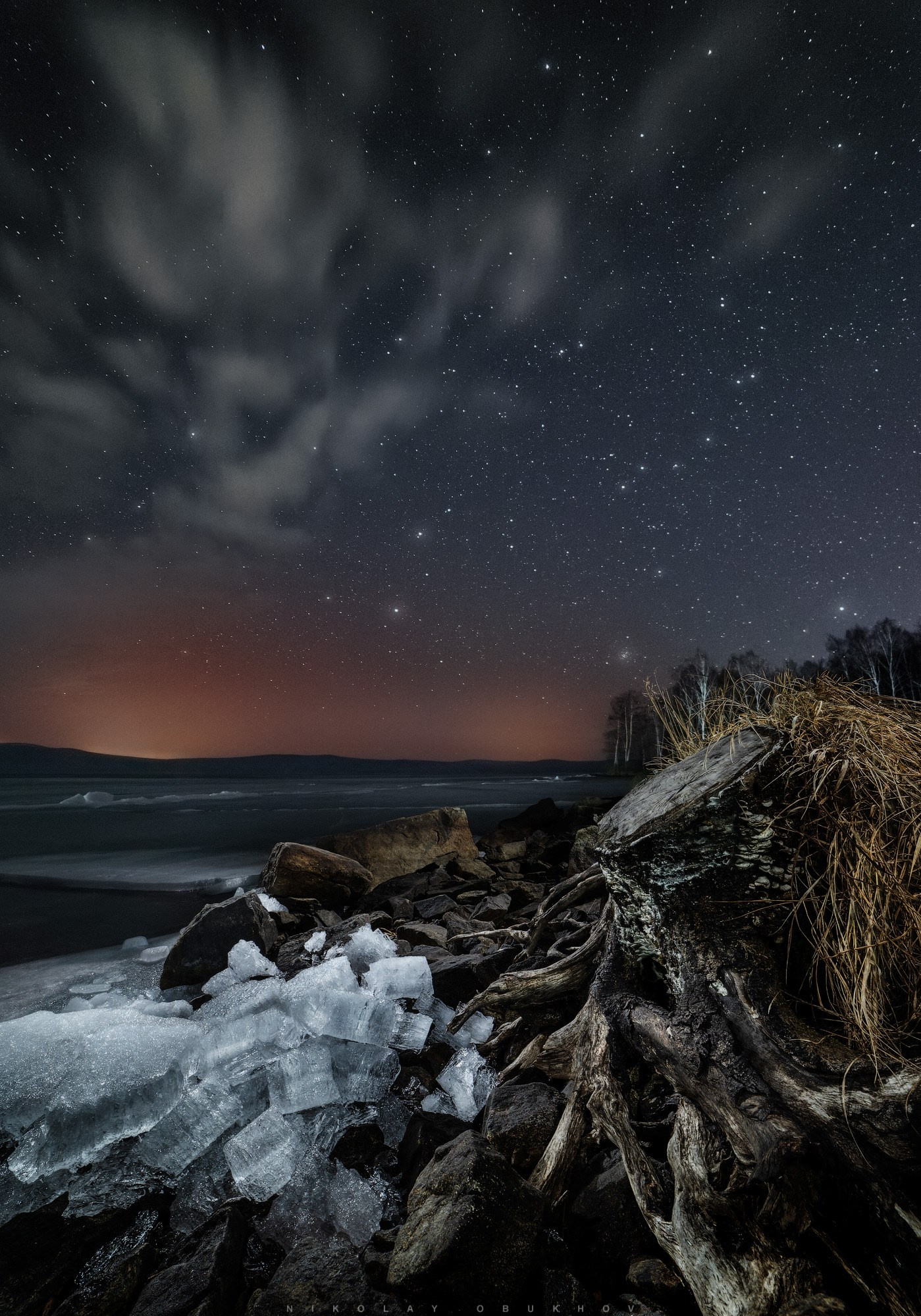 Фото весеннего ночного пейзажа с льдинами на берегу. Автор: Николай Обухов.