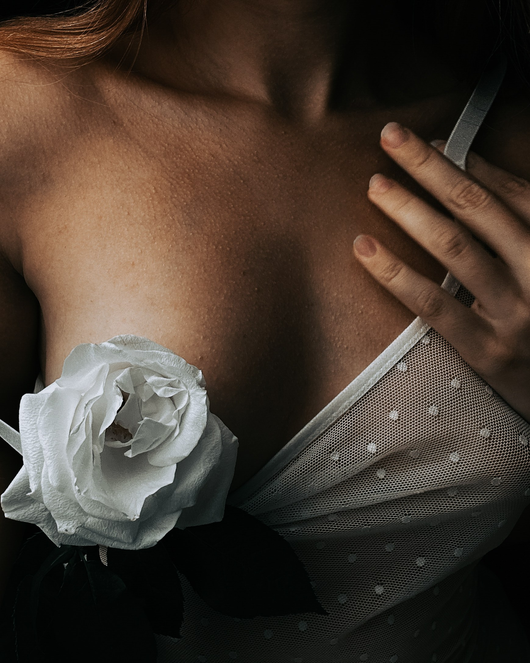 Креативная ню фотография с розой без лица.