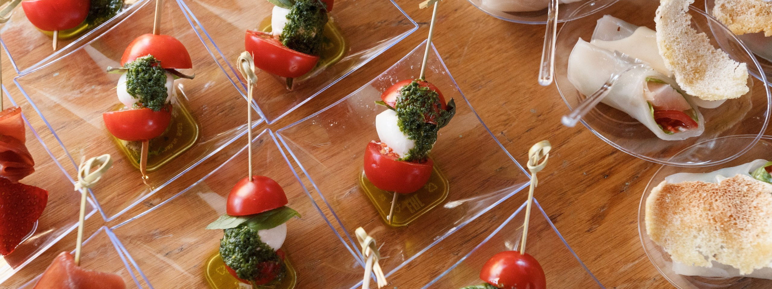 Веранда в Якушево для свадьбы, юбилея, корпоратива. Банкетный зал Веранда в Якушево у озера для свадеб, юбилеев, корпоративов. Официальный сайт