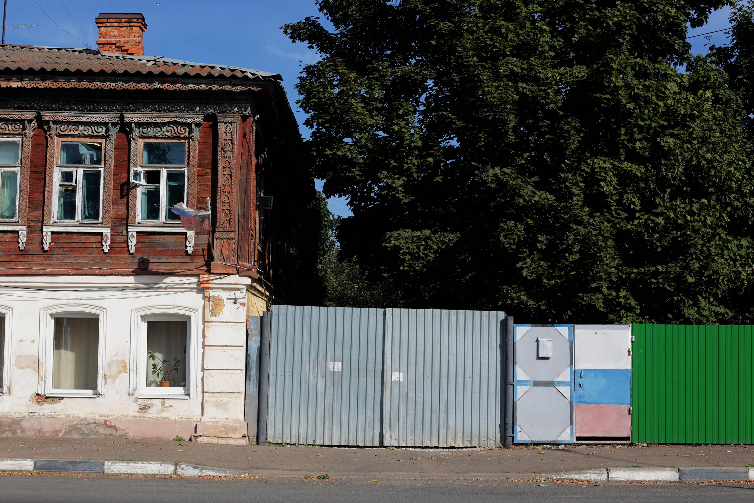 Флаг как украшение окружающего пространства. Julia Altukhova, multimedia artist