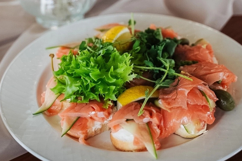 Кростини с семгой, сливочным сыром и каперсами