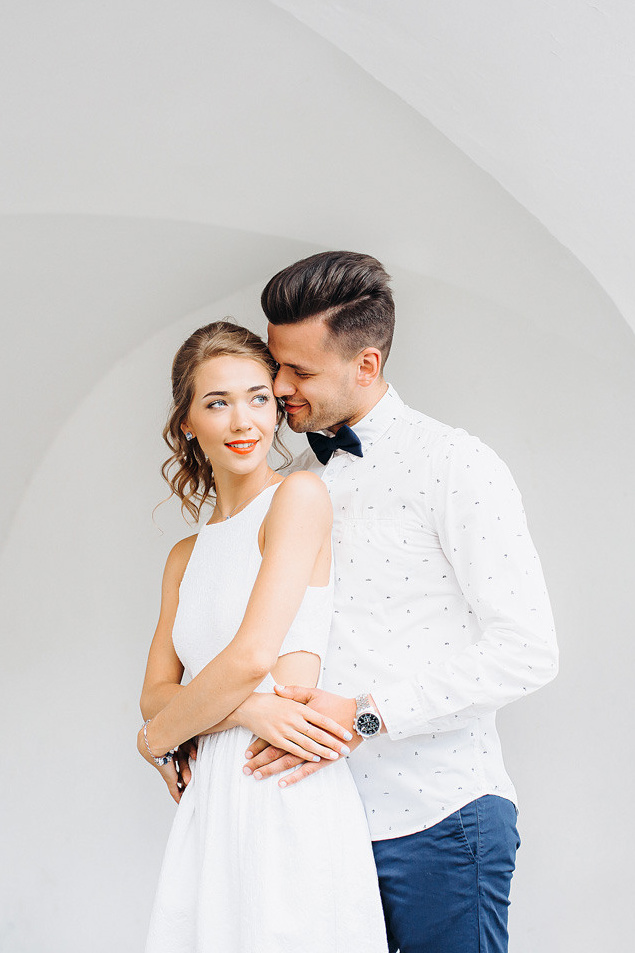 «Остановись, мгновение, ты – прекрасно», — написал когда-то поэт. Но если для классика это было лишь мечтой, то для всех, кто хочет запечатлеть себя и свою половину в самые прекрасные моменты, нет ничего проще. «Лав стори» – это не просто сохраненная в виде фотоальбома или на компьютере фотосессия пары — это история вашей любви, возможность увековечить романтику ваших отношений. Первая встреча, знакомство, путешествие, свадьба, медовый месяц – фотосессия для двоих поможет вновь пережить эти моменты.Фотосессия лав стори – ещё и прекрасный подарок любимой/любимому – неожиданный и необычный. Это и возможность научиться «быть в кадре»: прекрасный способ доказать близкому человеку, что он фотогеничен. Такая фотосъемка поможет подготовиться к свадьбе: вы будете чувствовать себя куда уверенней, работая со свадебным фотографом, если уже поймали драйв от удачной фотосессии вдвоем. Да и опыт совместной съемки сам по себе уже увлекателен и интересен.