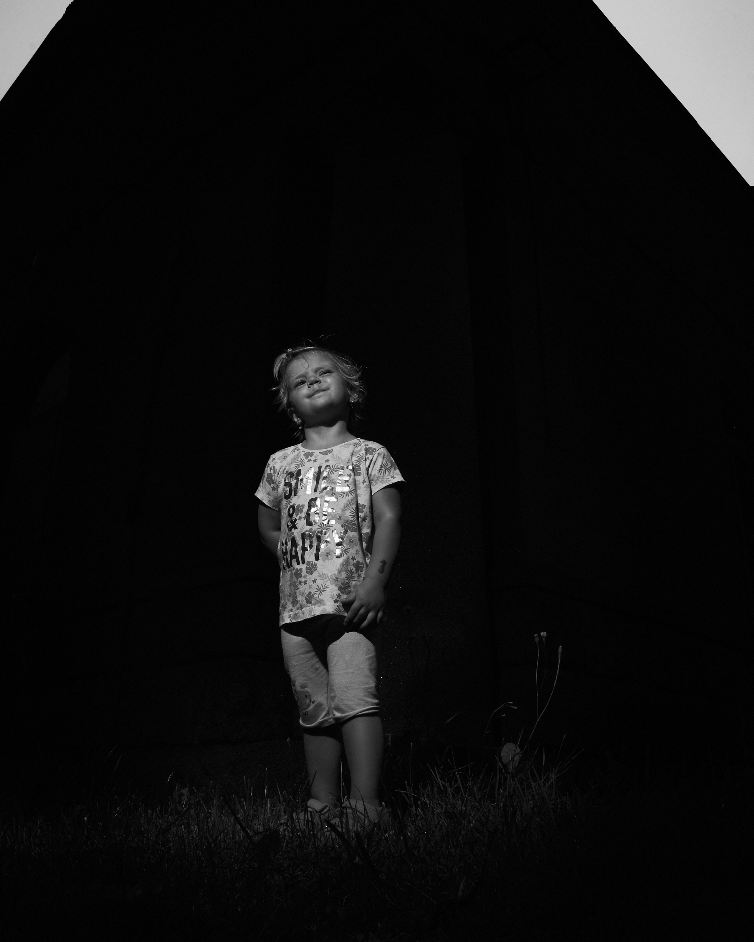 девочка освещена на темном фоне