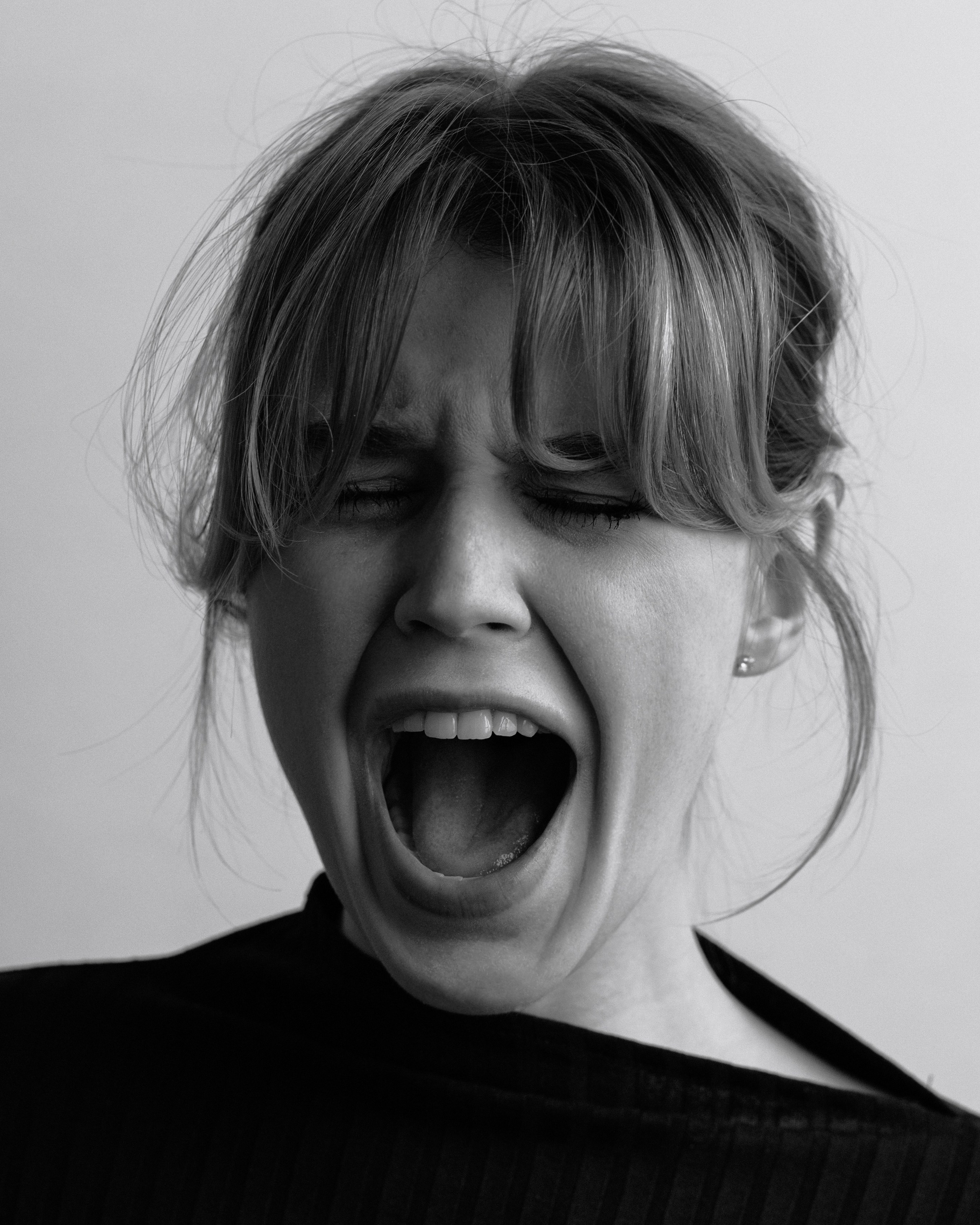 Портрет в среде, черно-белый портрет дома