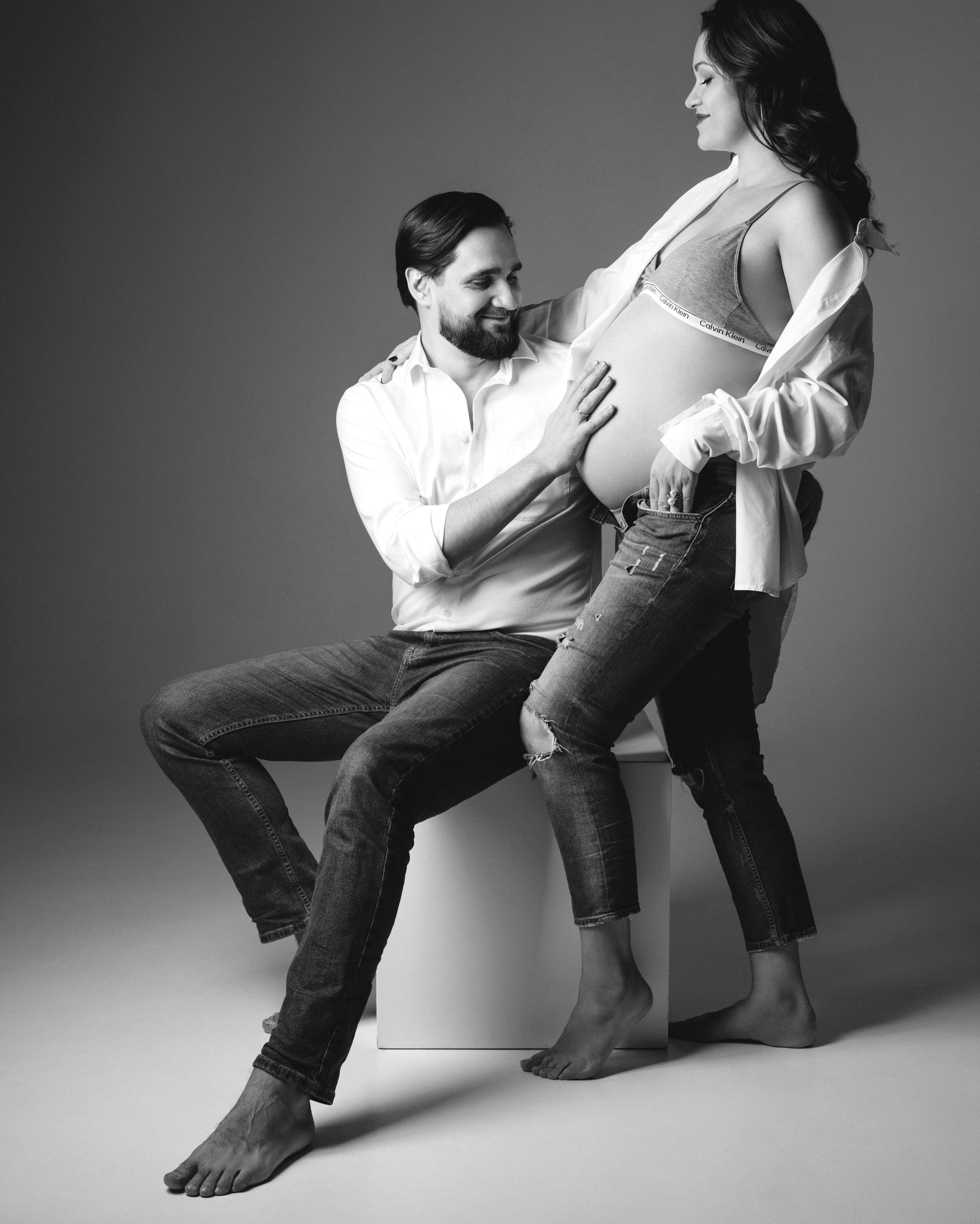 Фотосессия в студии с мужем для берменной