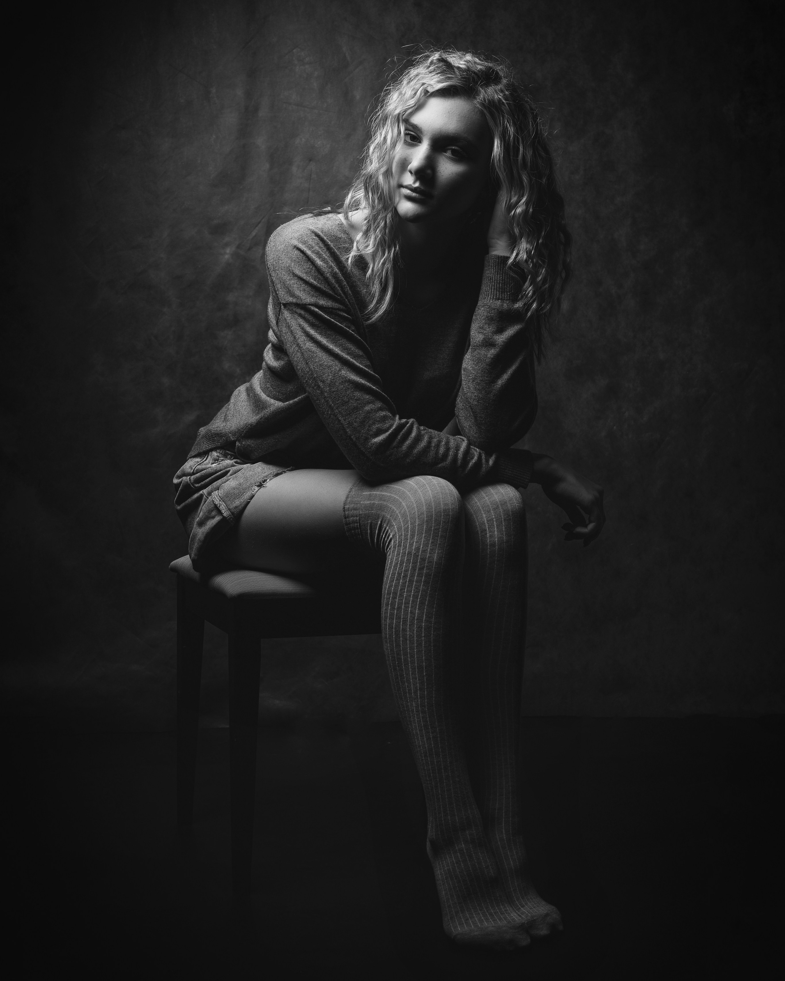 домашний портрет женщины ы белом платье чб