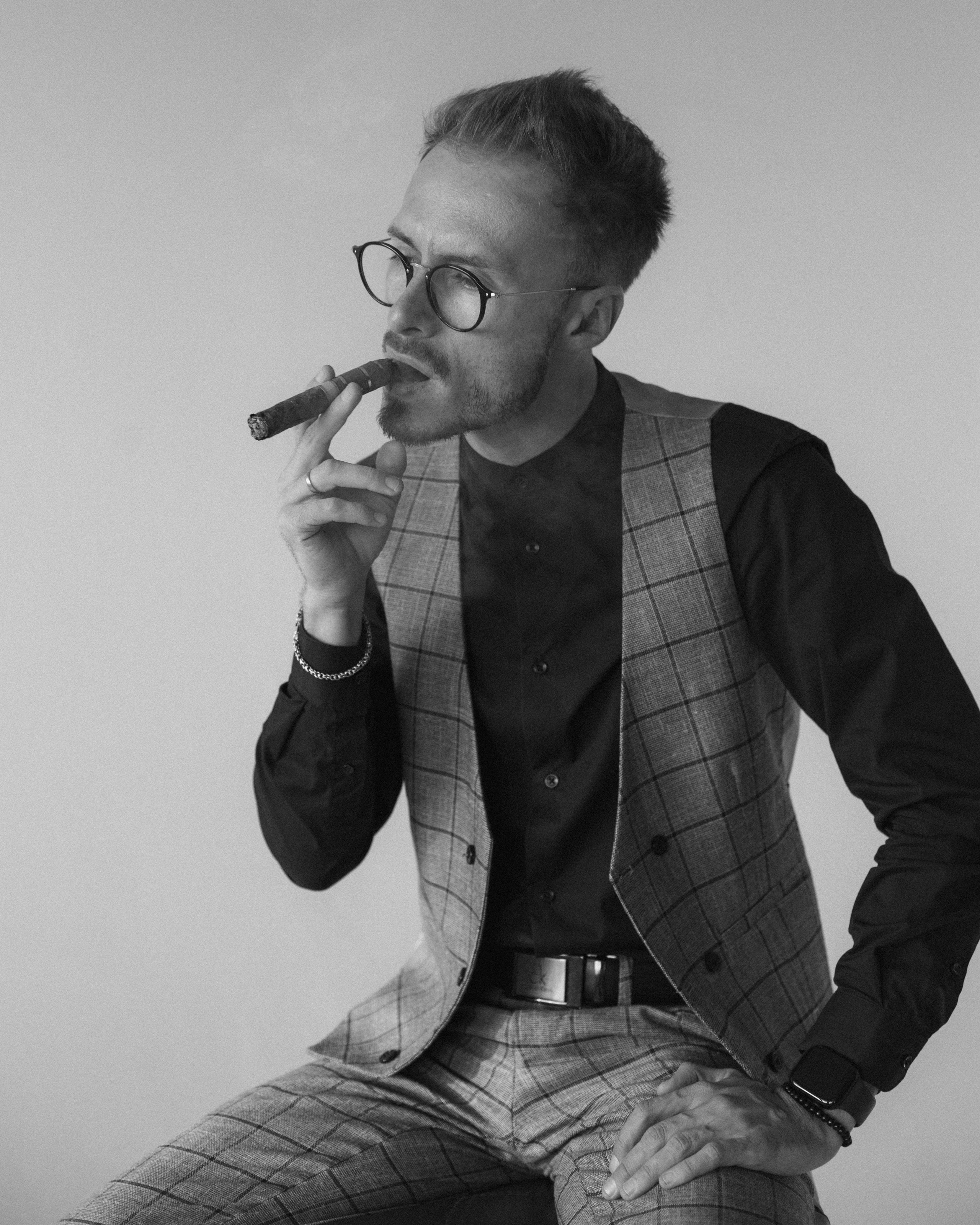 Подбор локации, реквизита и аксессуаров для съёмки согласно определенных задач.