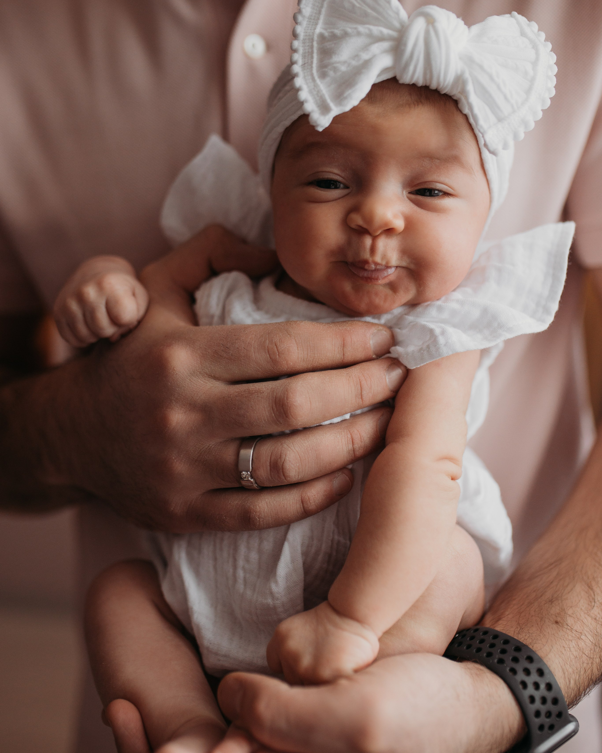 малышка не спит на фотосессии newborn