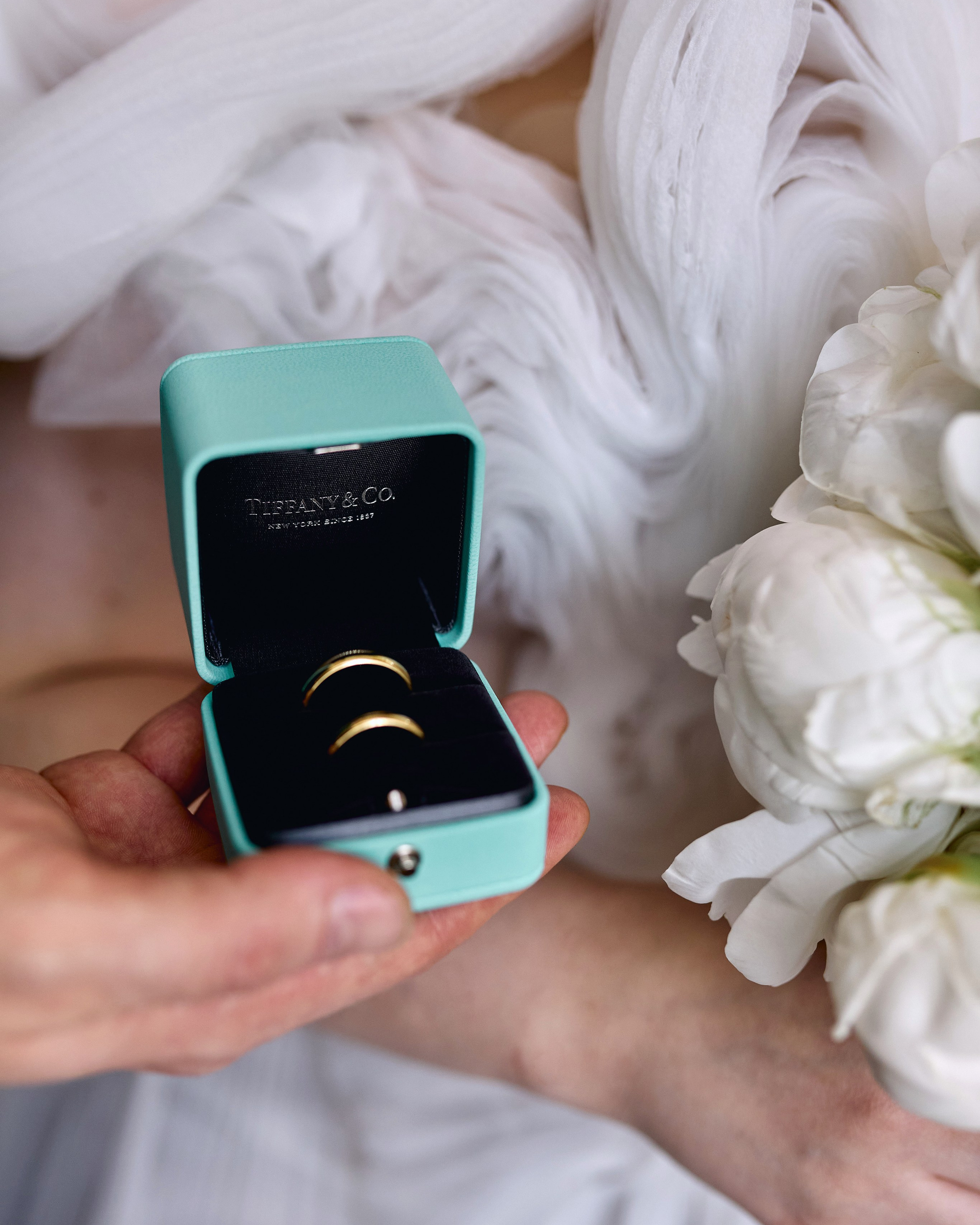 Заказали услуги фотографа в ЗАГС для проведения фотосессии -  фото колец молодоженов