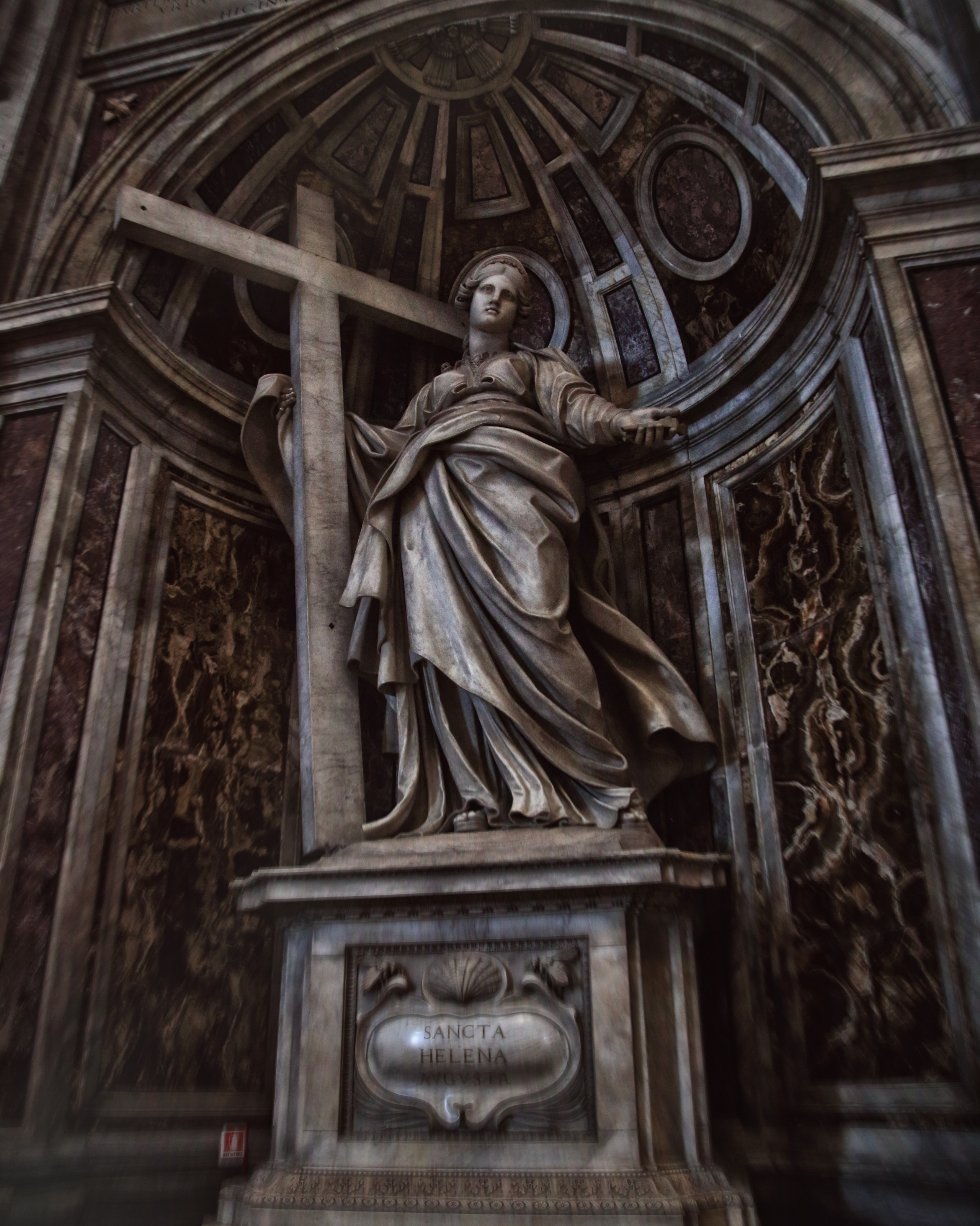 Статуя Святой Елены с крестом в мраморной нише церкви, барочная скульптура Sancta Helena, интерьер собора