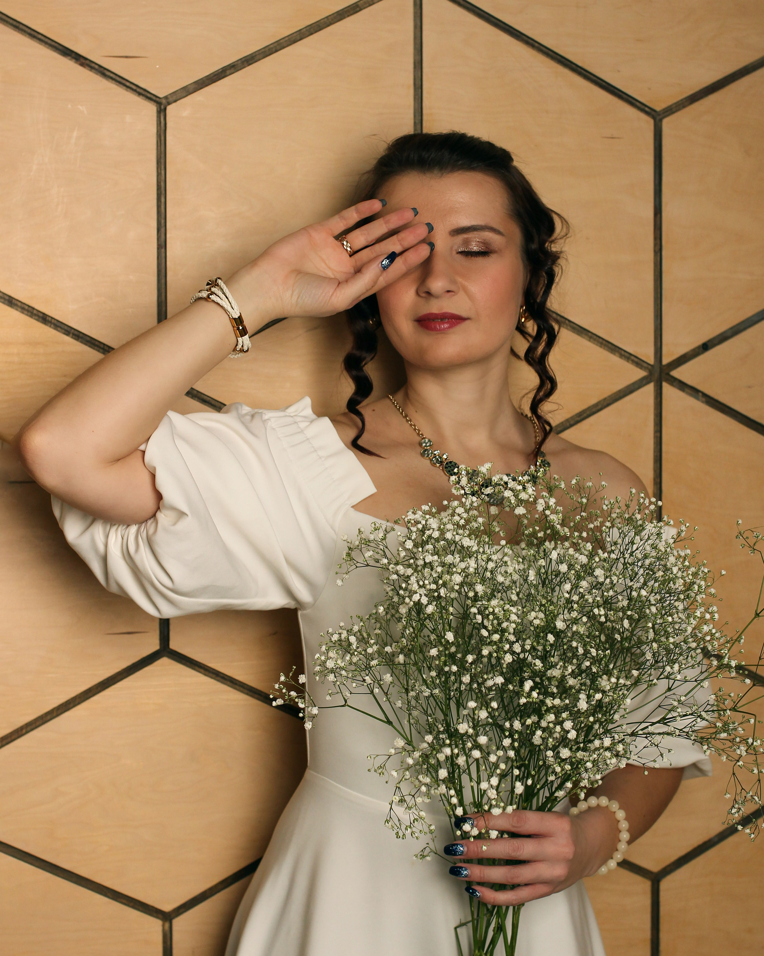 Женский портрет - девушка в фотостудии в Москве Индивидуальная фотосессия в фотостудии Девушка с цветами в фотостудии Профессиональная фотосессия женского портрета