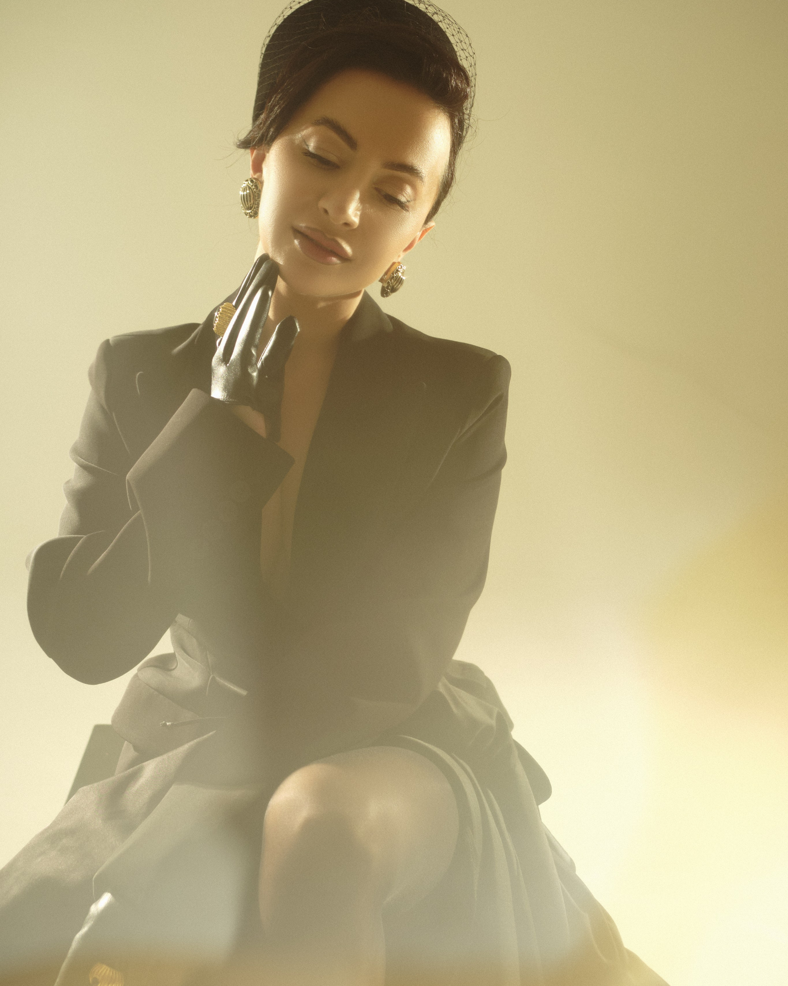 девушка женский портрет фотограф юлия фролова циклорама импульсный свет азия азиатка пион лук стрелы ростов модель обучение фотографии воркшоп по фотографии