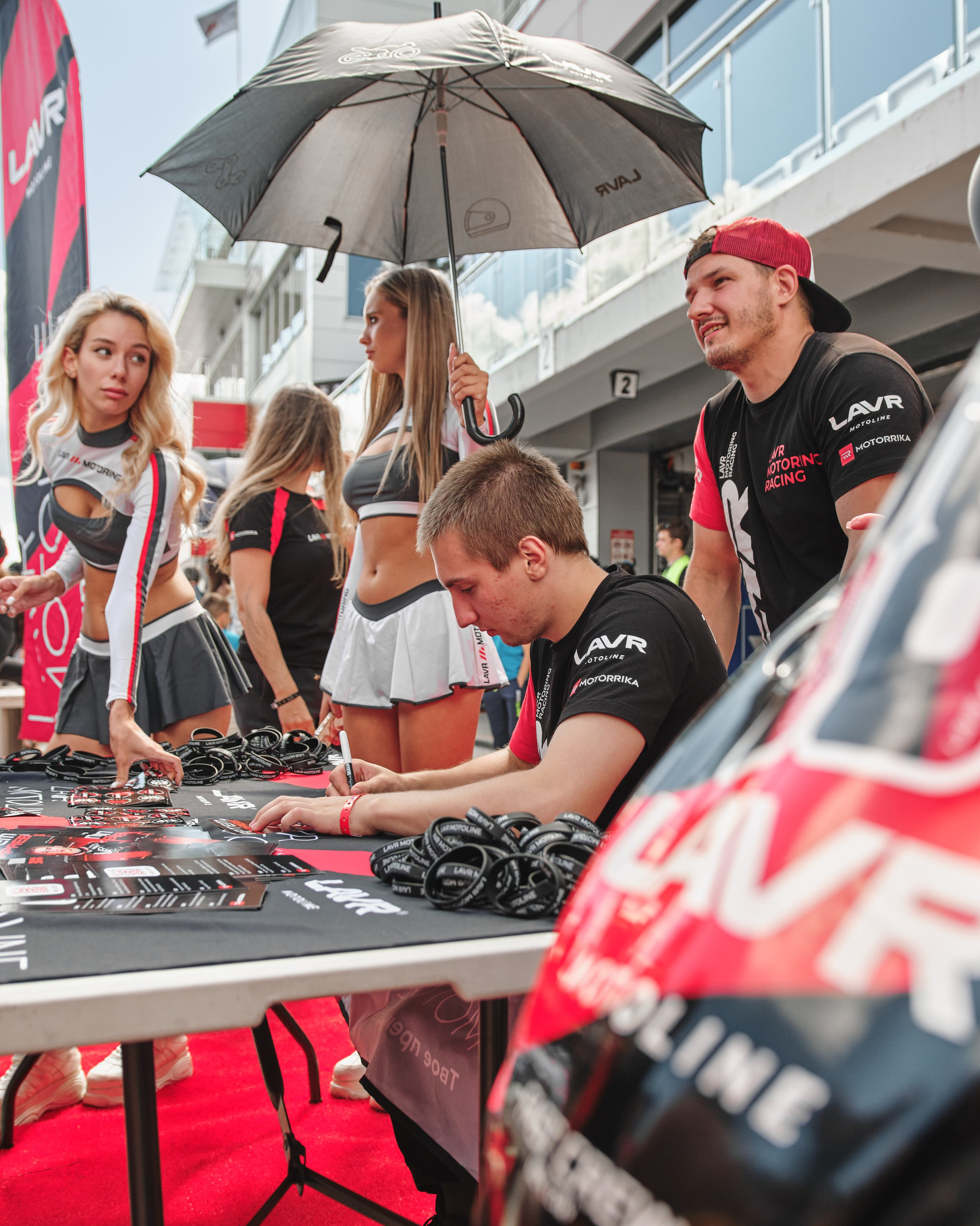 брендированная техника на трассе, интеграция продукта в гонку