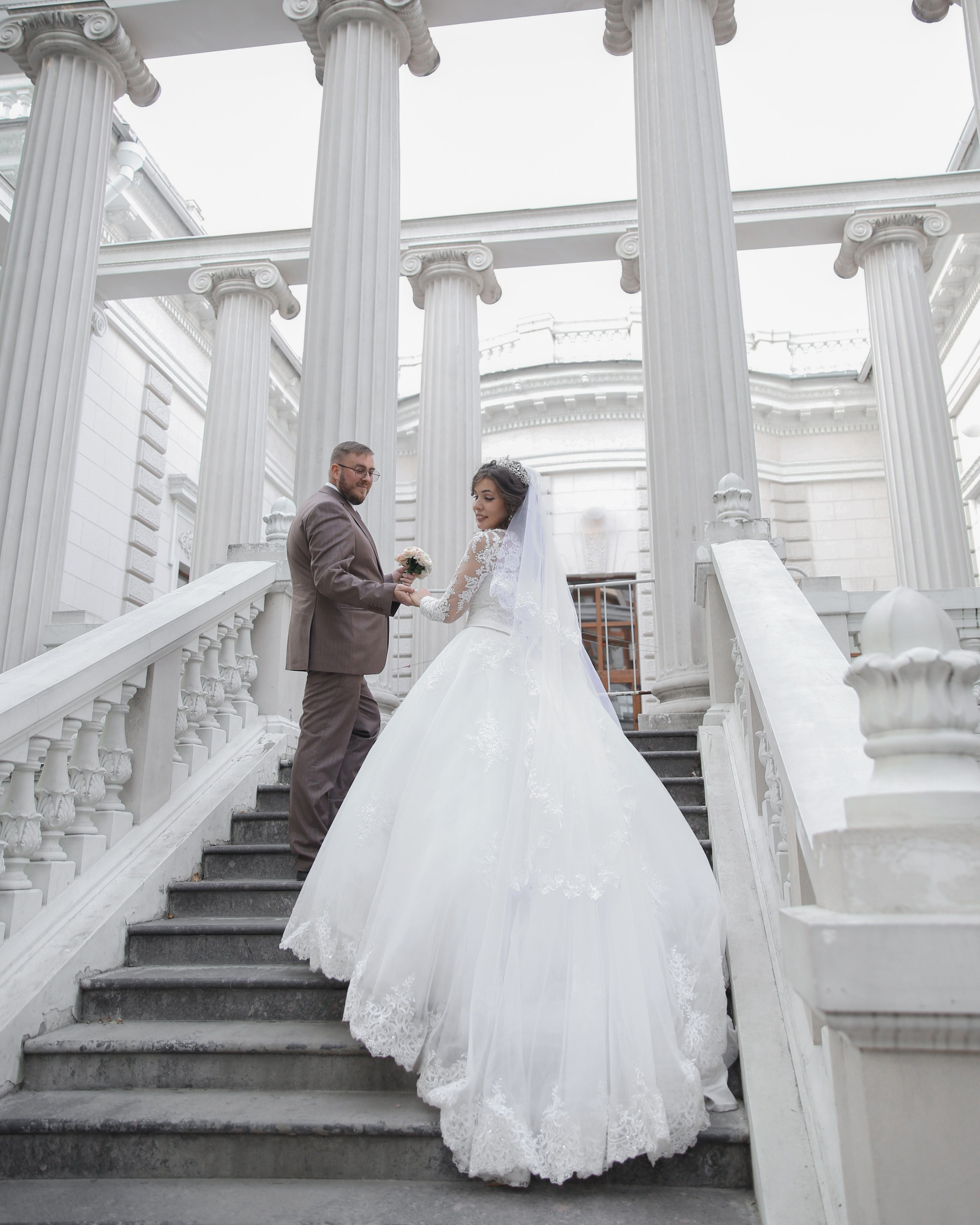 Свадебные кольца с изысканным дизайном на белом фоне