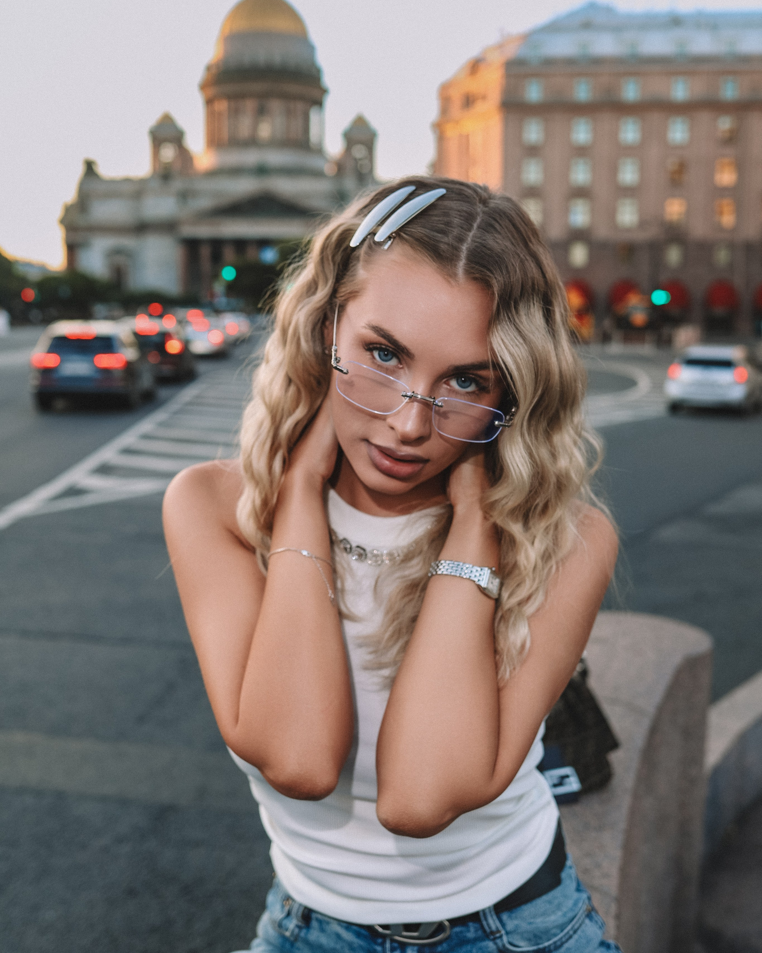 Девушка в пальто позирует на улице, фотосессия в Санкт-Петербурге