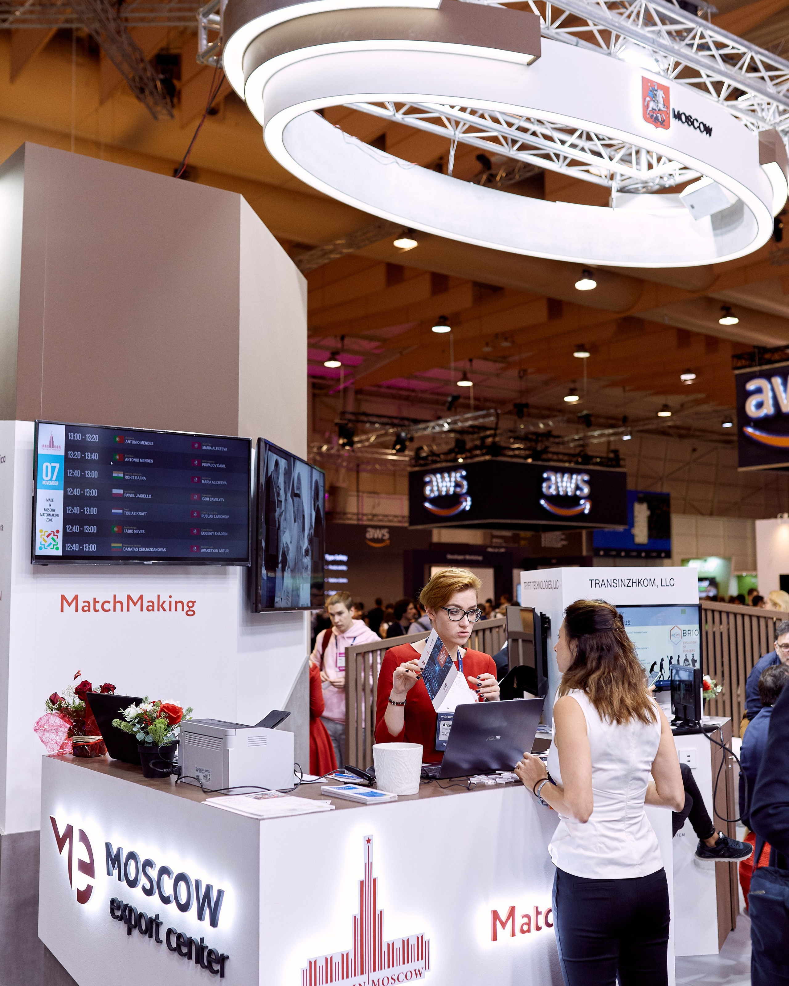 Фотограф на выставке делает снимки во время фотосъёмки – фотография стенда России