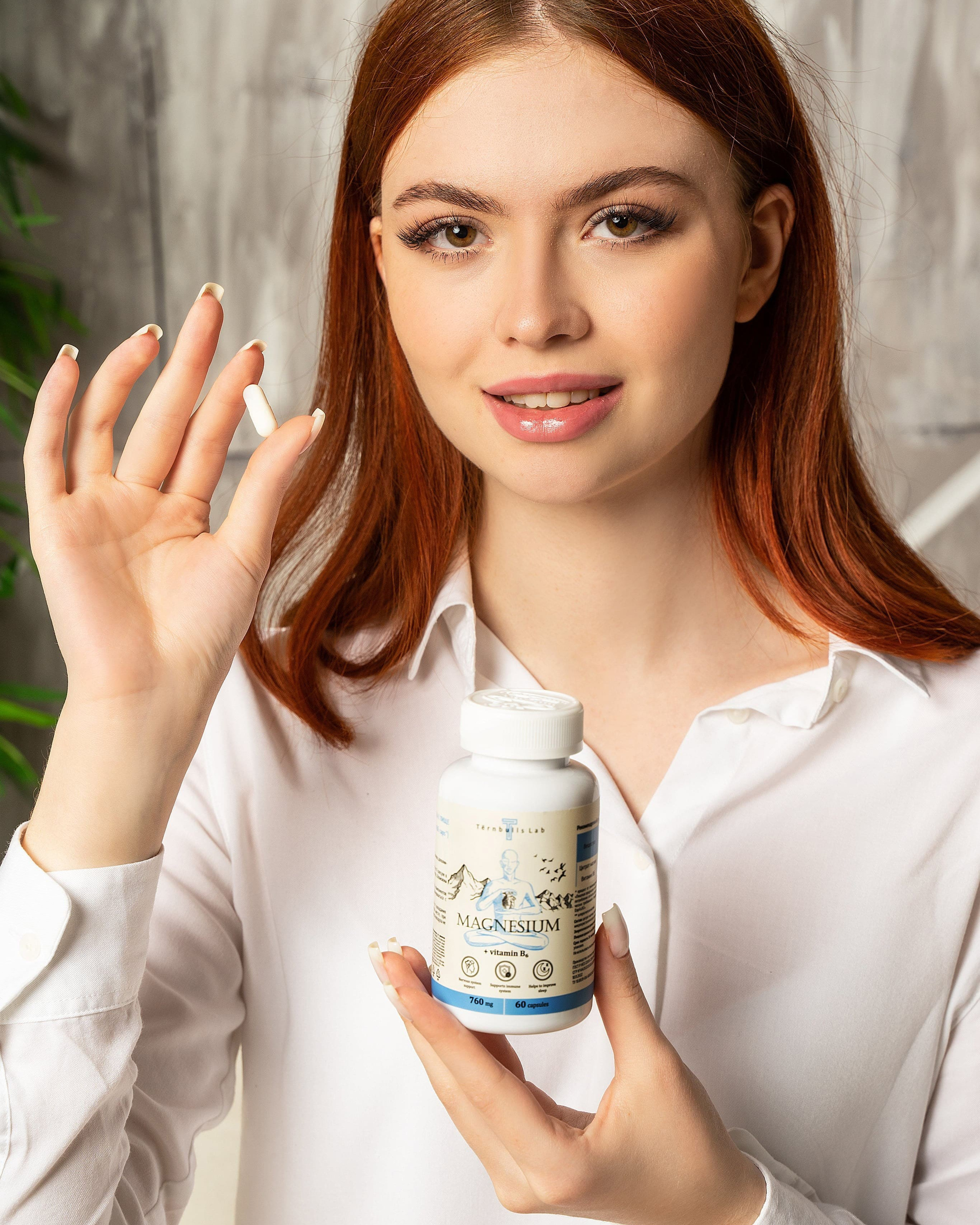 Предметная съемка упаковок с витаминами и минералами в минималистичном стиле, фокус на этикетке