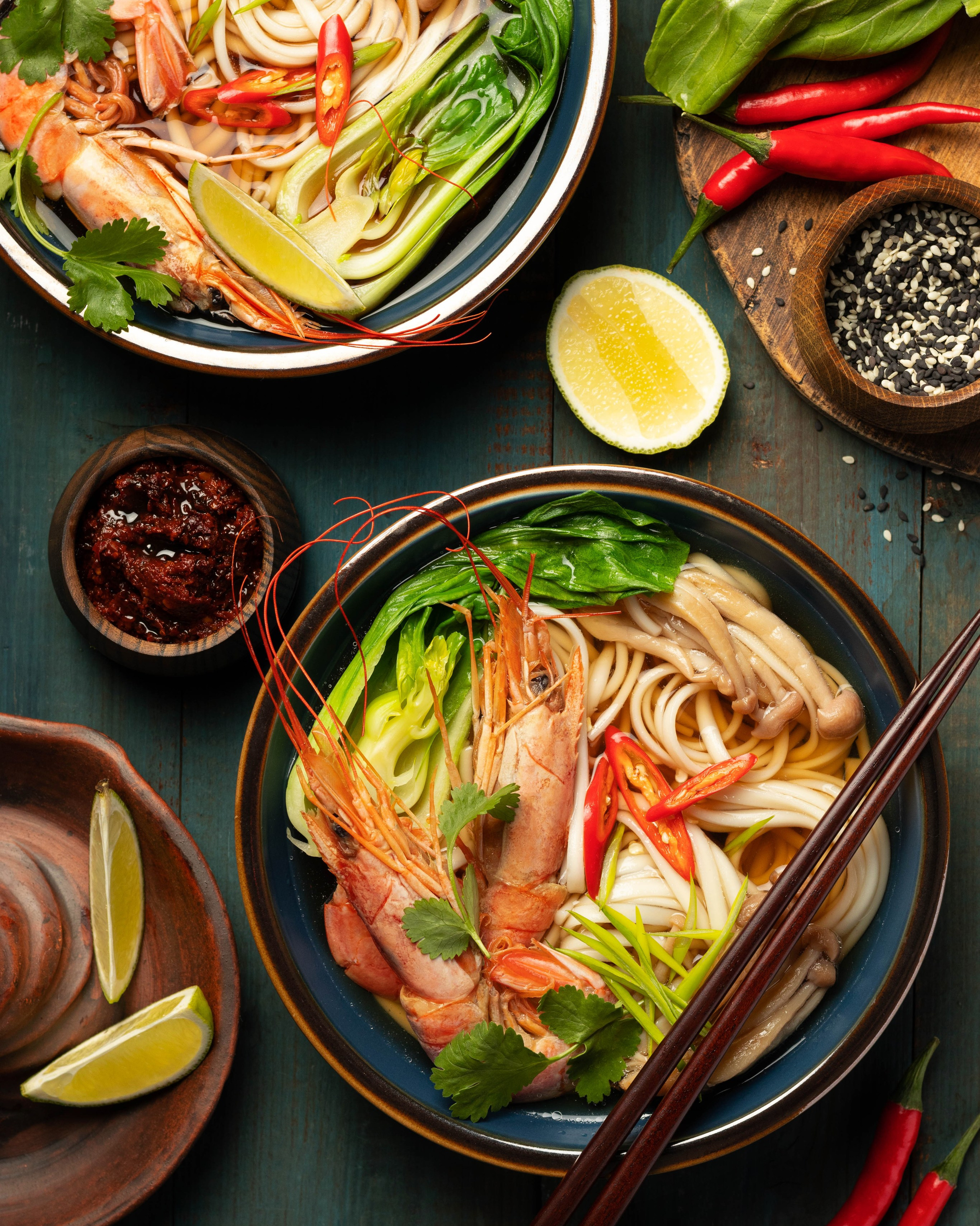 Открытые бутерброды на ржаном квадратном хлебе с творожным сыром, с нежно-зелеными листьями шпината и кусочками свежего огурца.