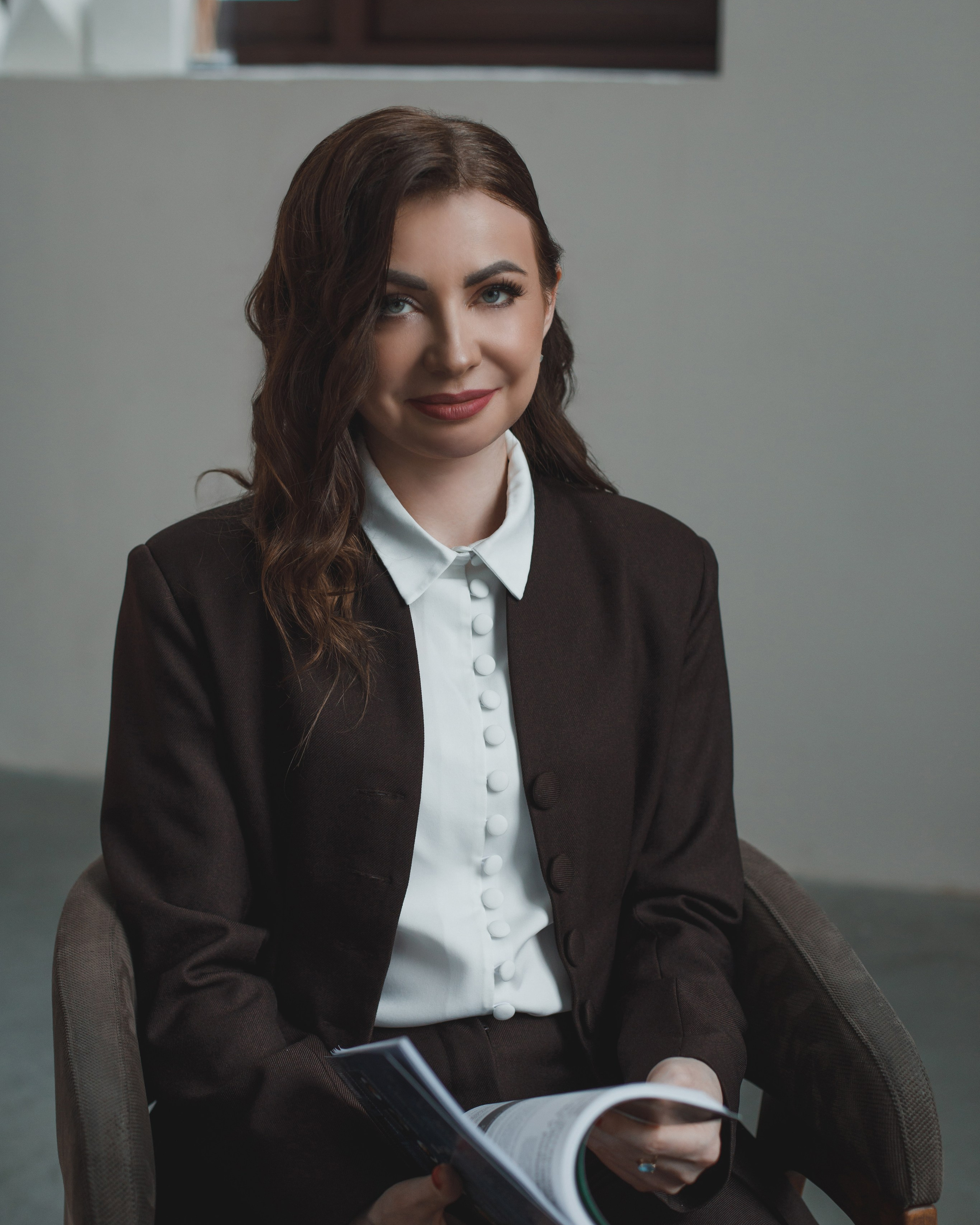 Подбор локации, реквизита и аксессуаров для съёмки согласно определенных задач.