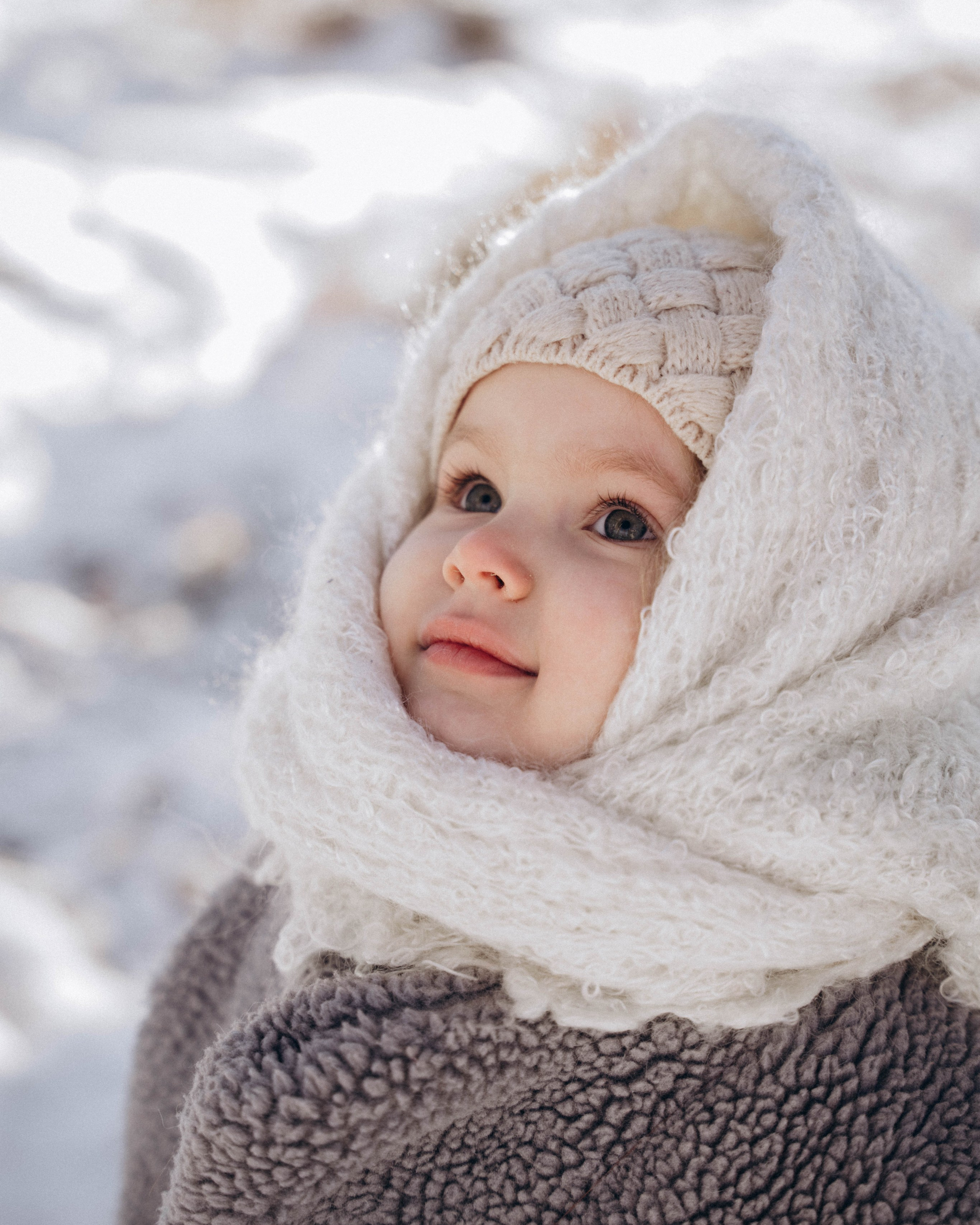 Солнечным зимним днем маленькая девочка гуляла в сосновом лесу.