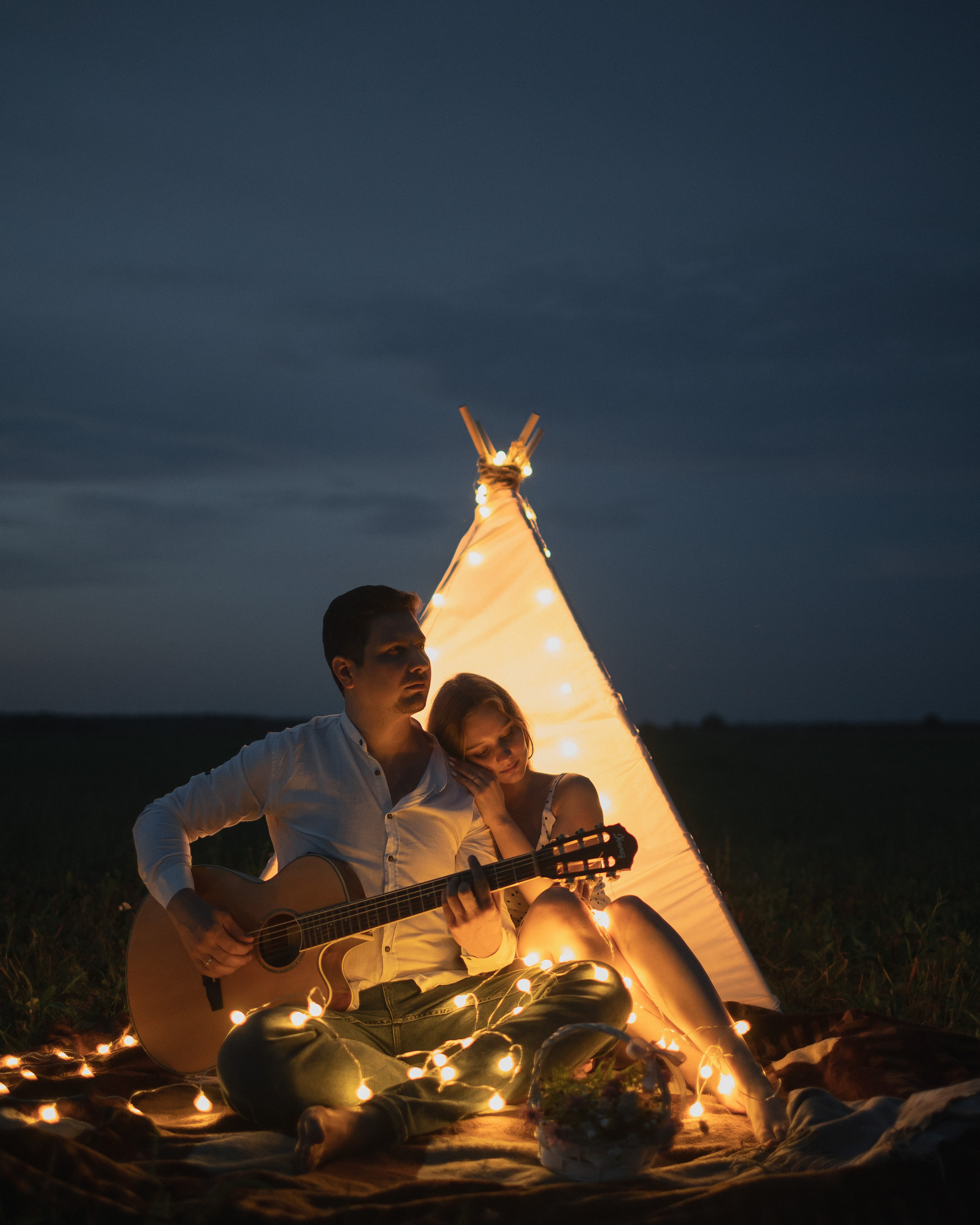 уютный вечер вигвам гитара лето семейная фотография в поле