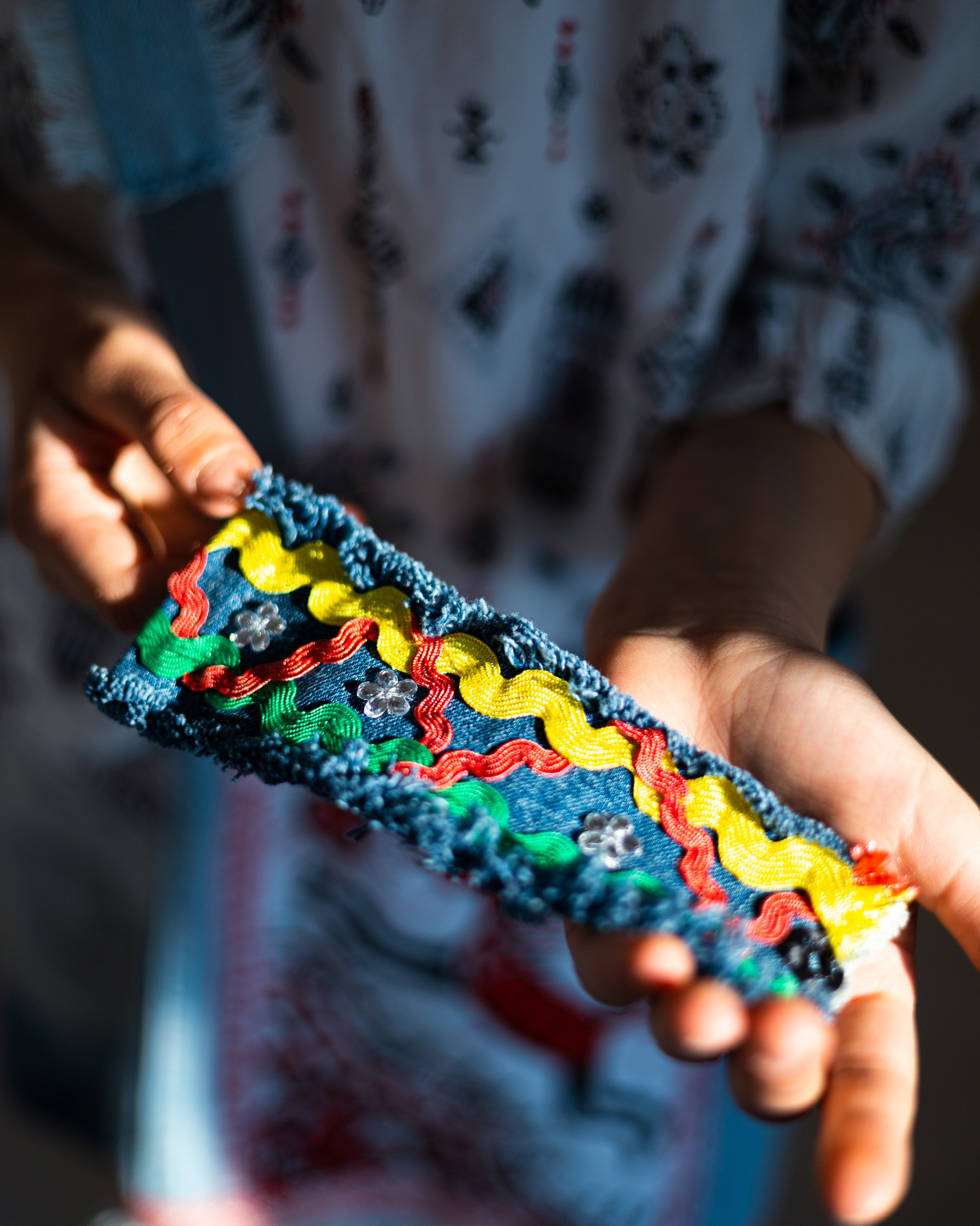 Браслеты из джинсы — мастер-класс по шитью для девочек. Владивосток. Школа для девочек во Владивостоке — Само Совершенство