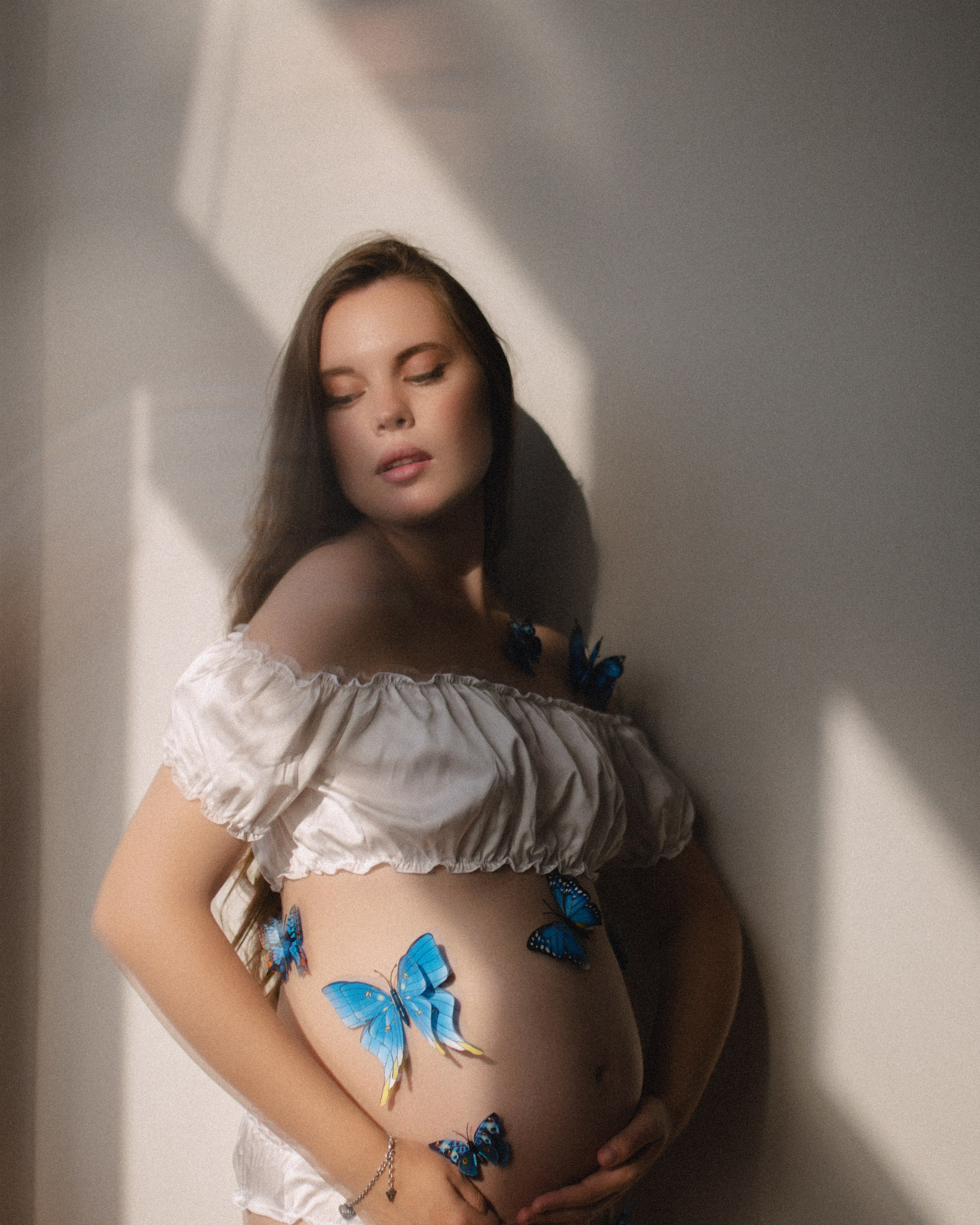 креативная съёмка беременности в фотостудии в Москве и Мытищах