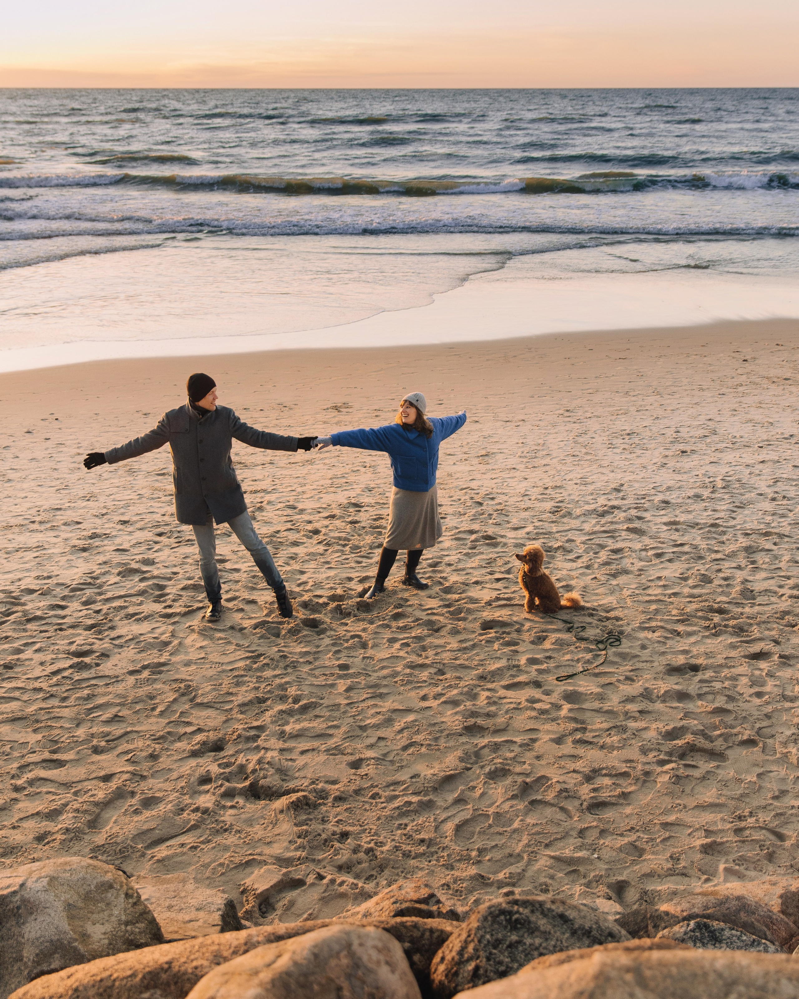 Берег Балтийского моря на закате, фотосессия для двоих с собакой от фотограф в Зеленоградске