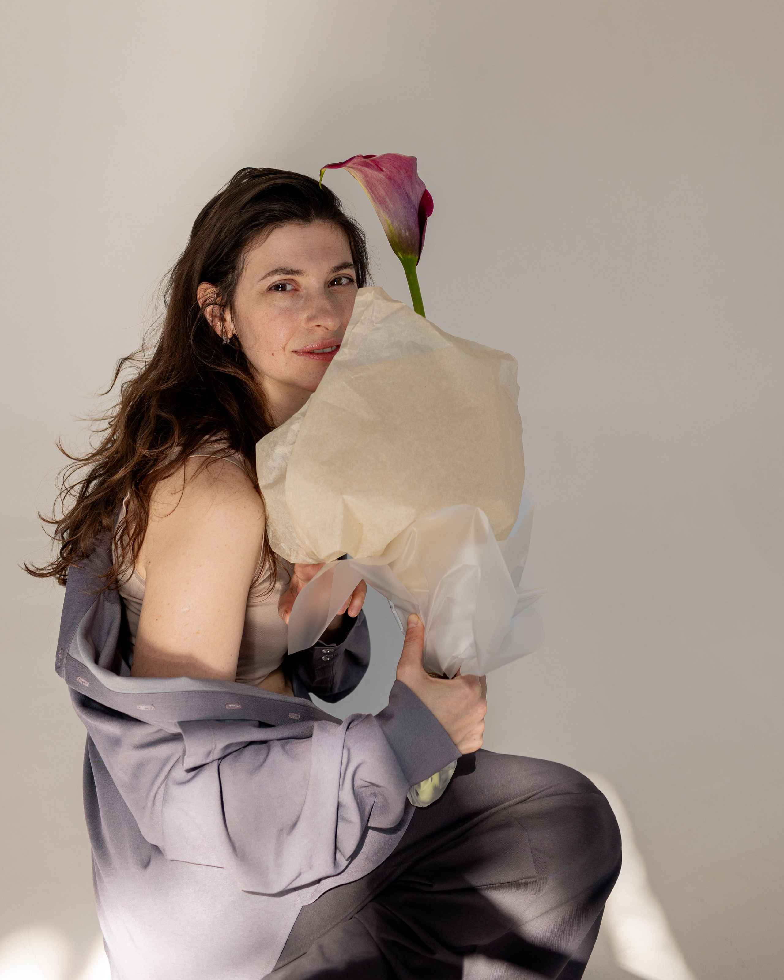 На фотографии девушка с цветком. Фотографии выполнена в студии в Санкт-Петербурге.