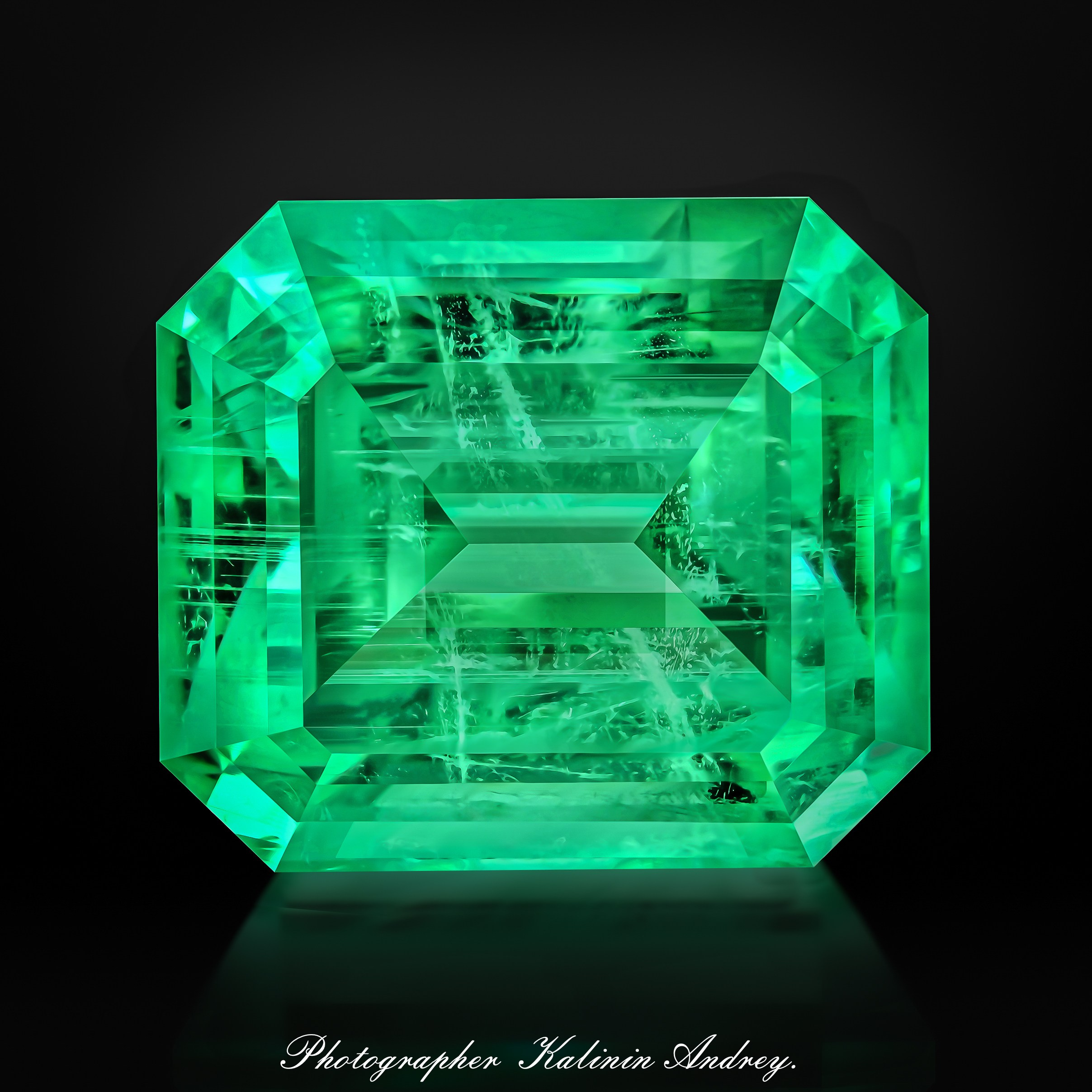 Рекламный предметный фотограф ювелирных изделий Калинин  Андрей  Сергеевич Москва тел +7 966-003-13-07. Высококачественная профессиональная рекламная фотосъёмка ювелирных украшений, драгоценных камней в Москве. Обучение, консультация