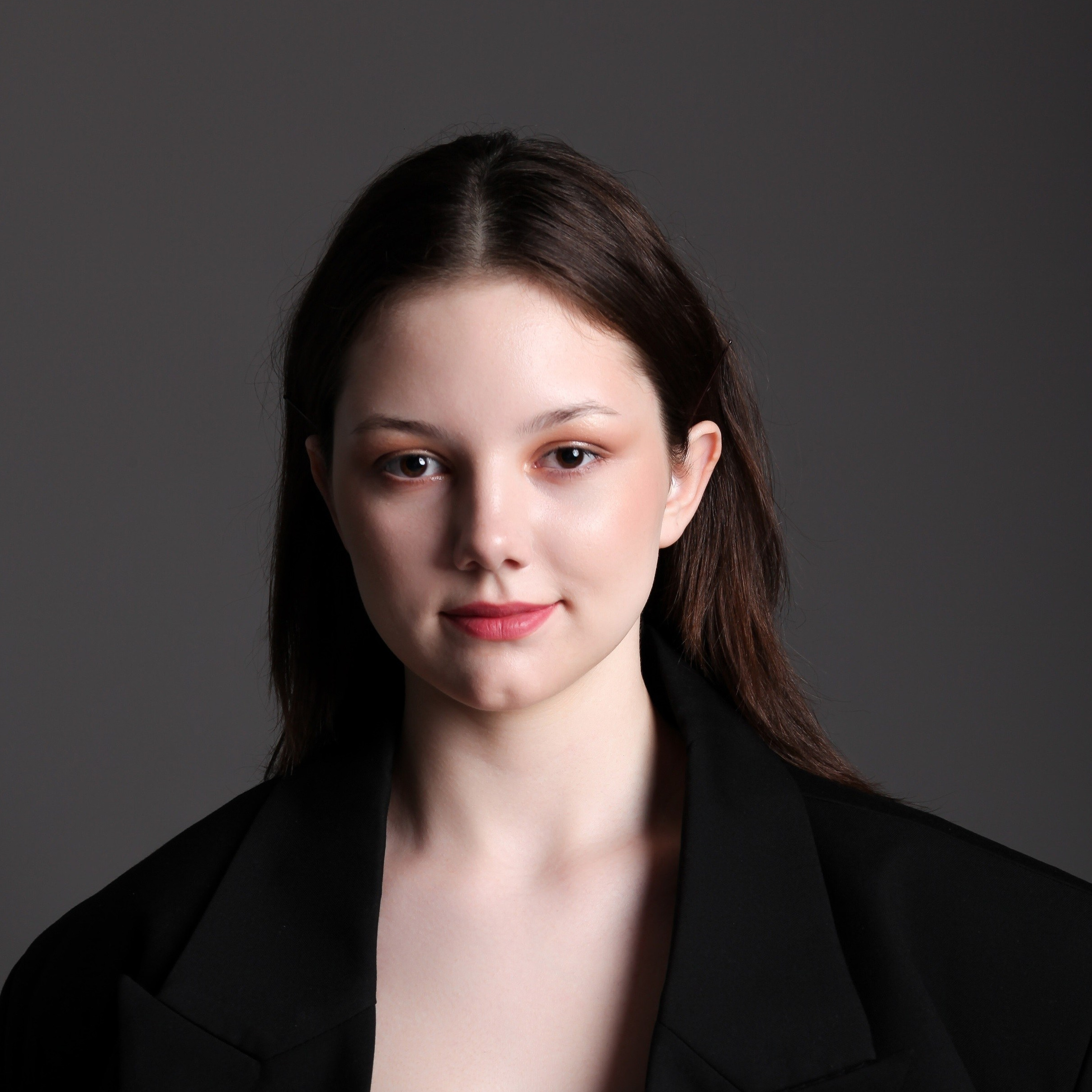 Девушки модели для рекламной предметной съемки в Новосибирске