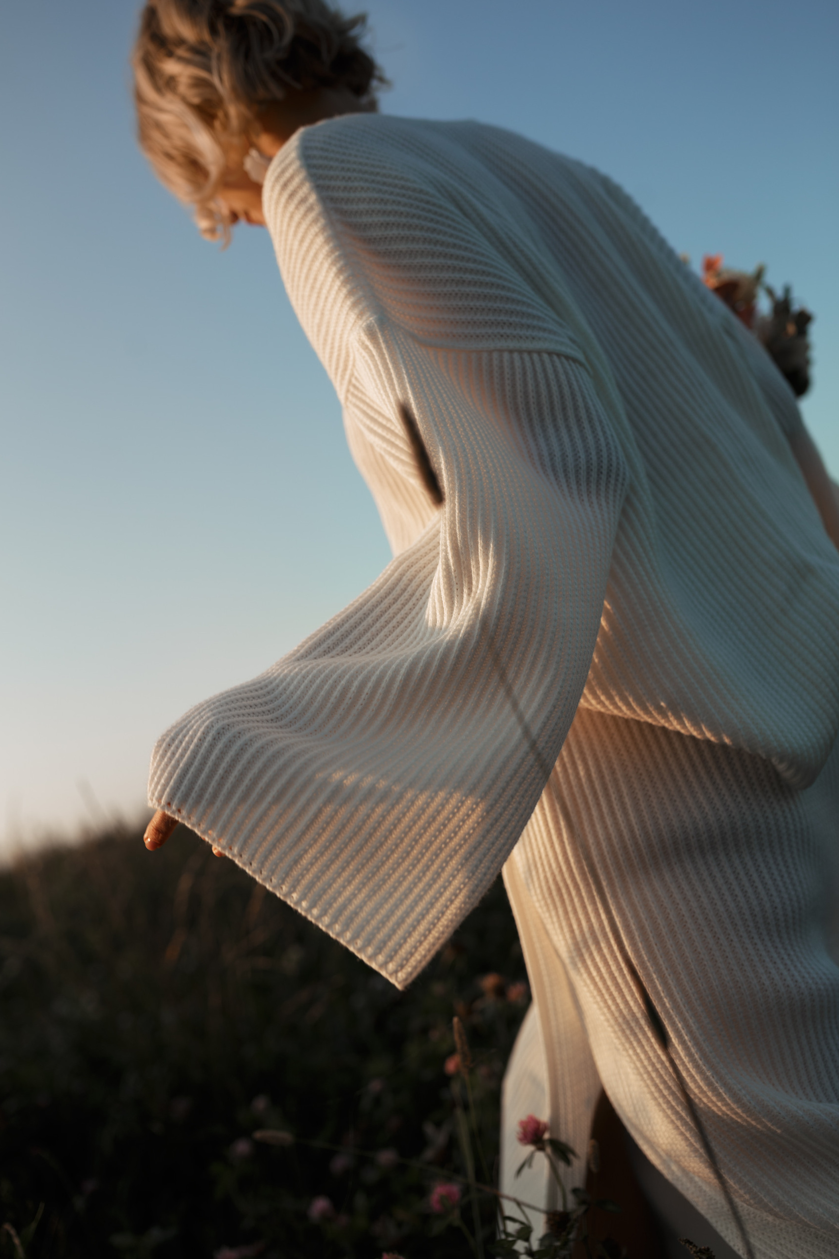 Чувственная фотосессия  в поле