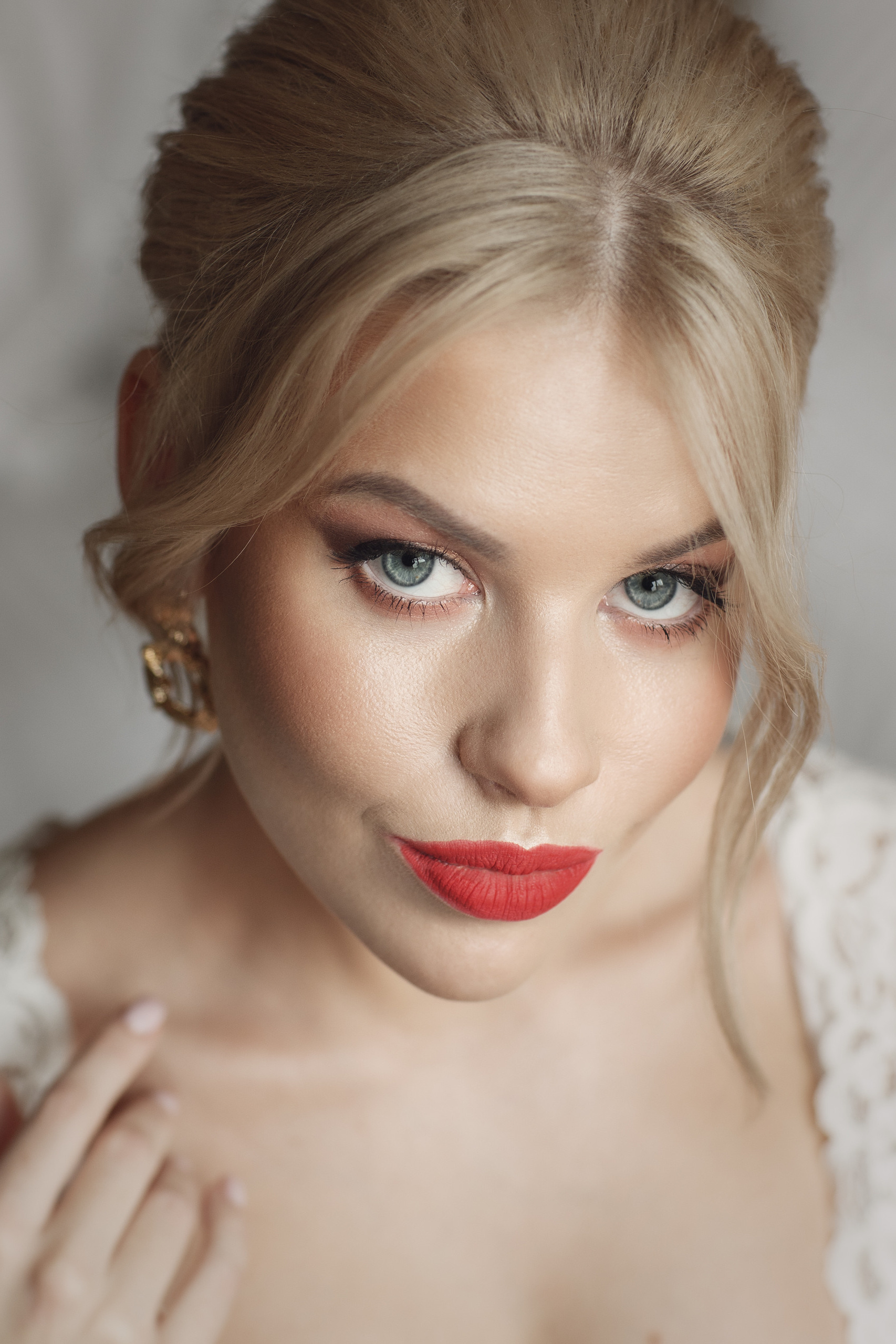 Красивый портрет очень красивой невесты с накрашенными  ярко -красными губами. 