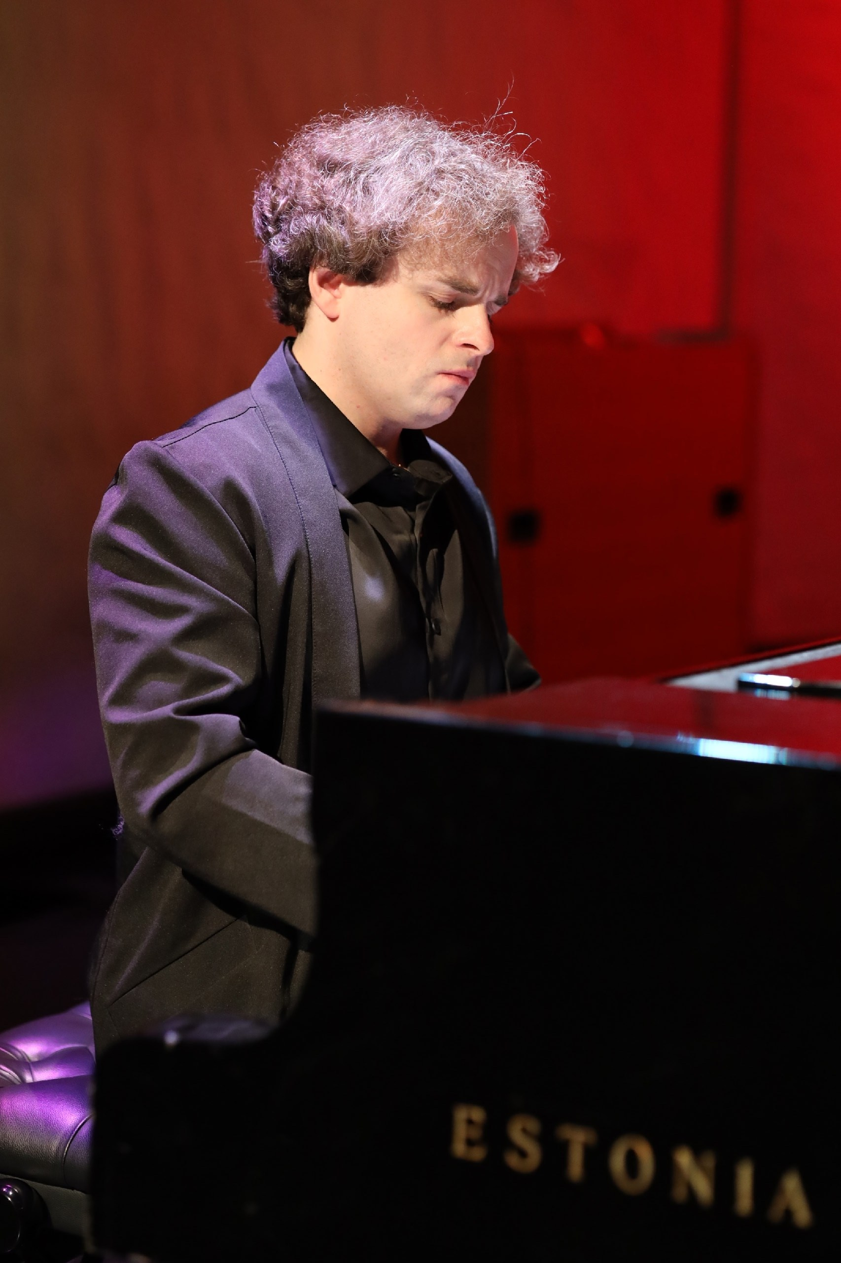 Евгений Савельев — пианист