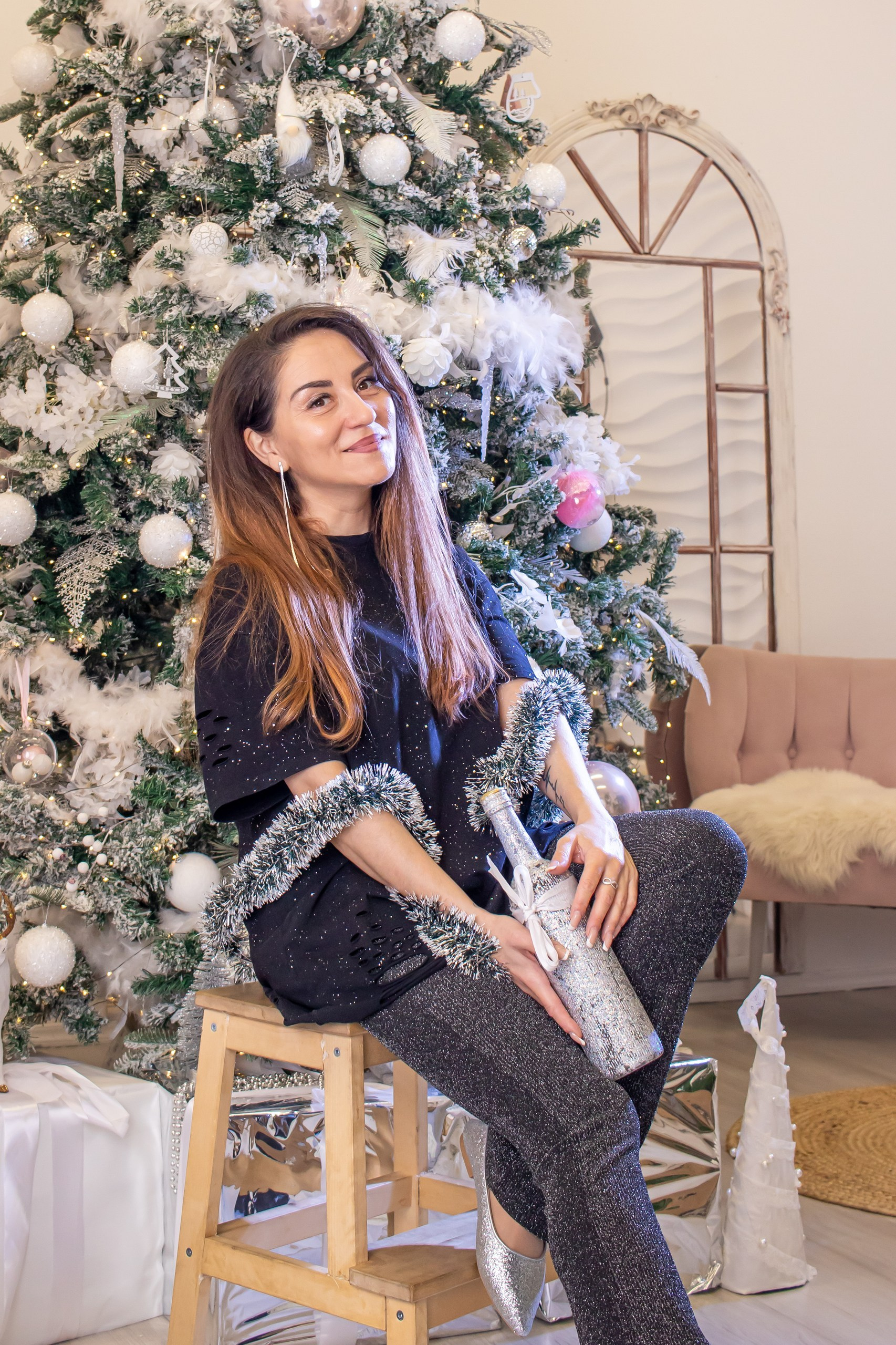 Нежный женский портрет около новогодней ёлки — фотограф Карасёва Елена