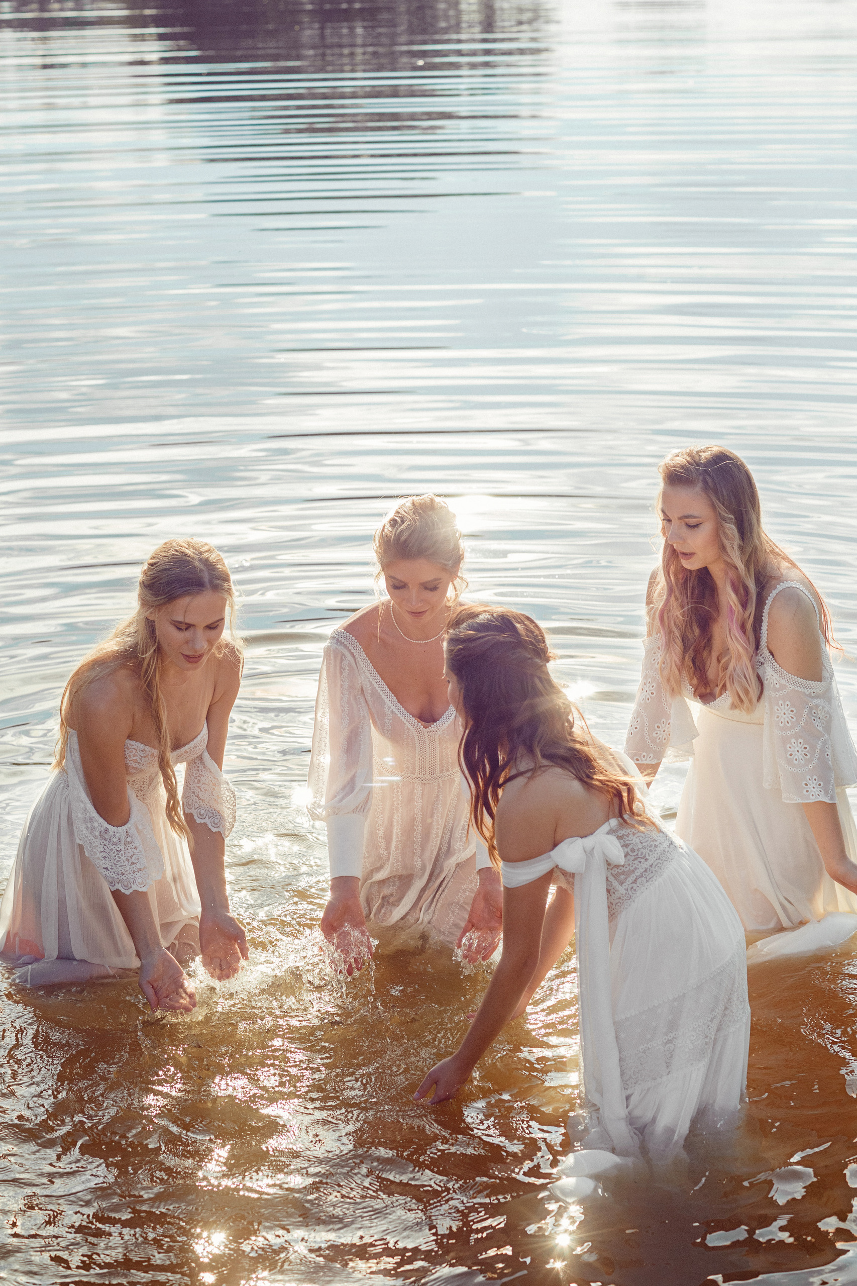 Стилизованная фотосессия молодой пары на закате