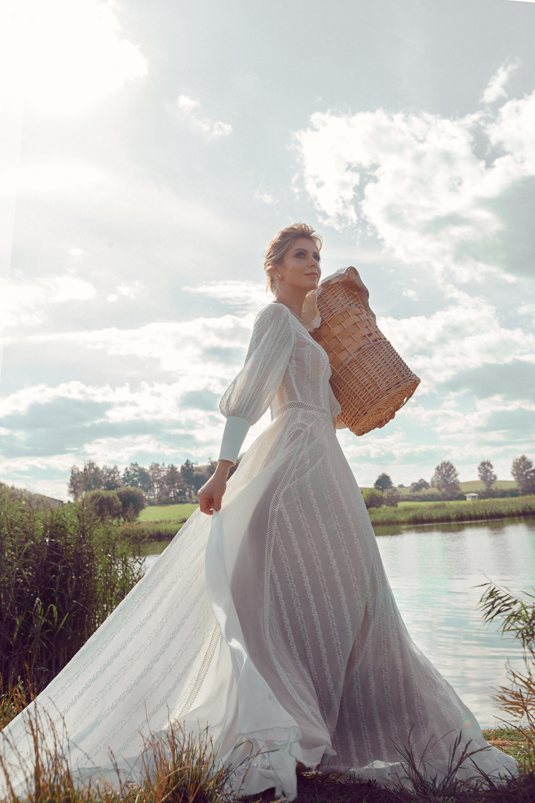 Стилизованная фотосессия молодой пары на закате