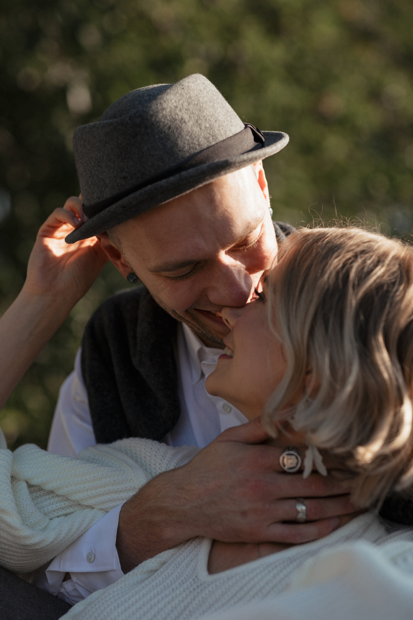 Чувственная фотосессия  в поле