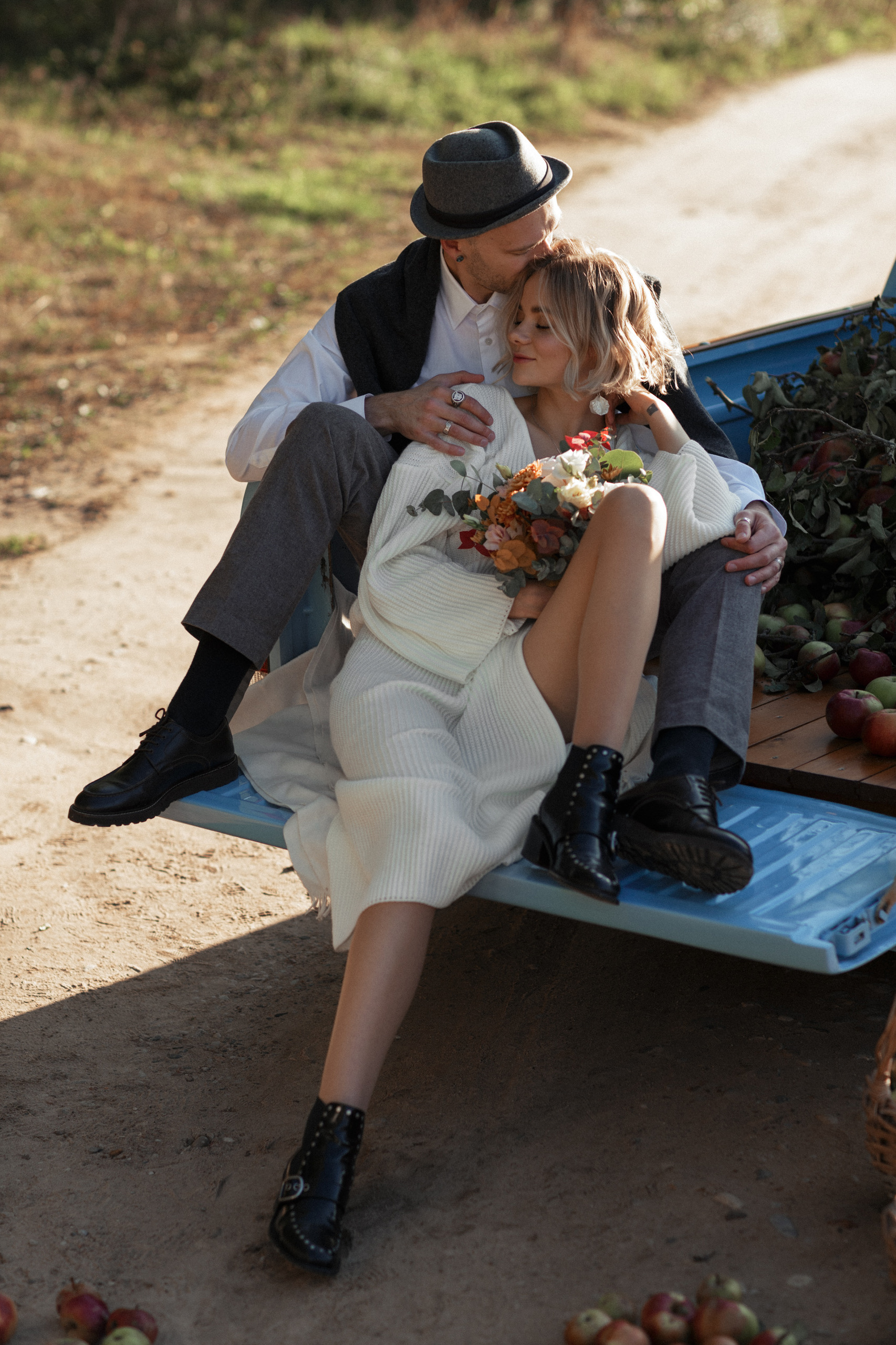 Чувственная фотосессия  в поле