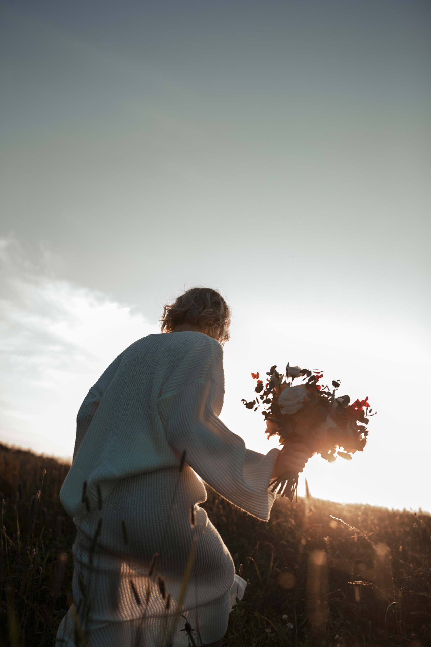 Чувственная фотосессия  в поле