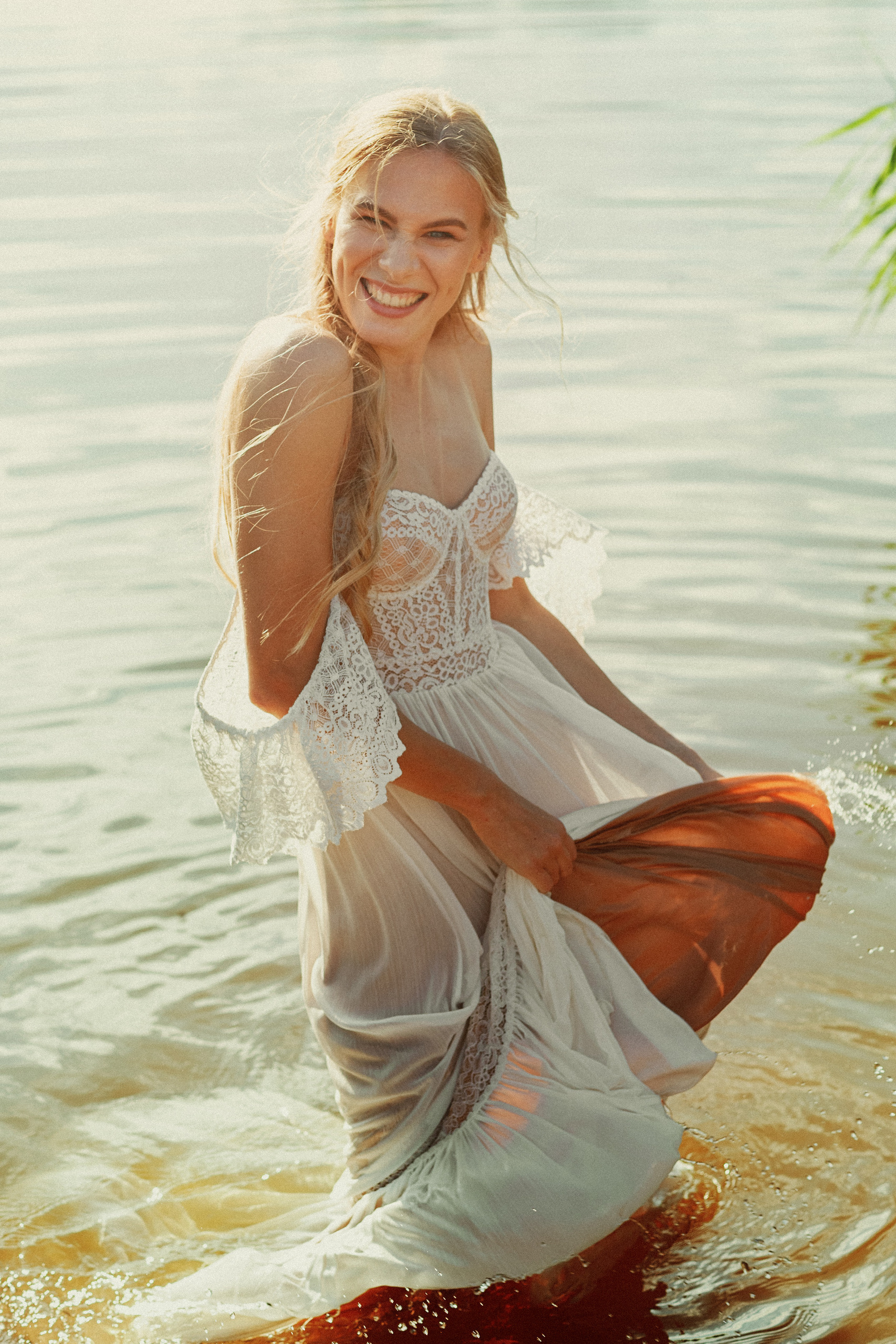 Стилизованная фотосессия молодой пары на закате