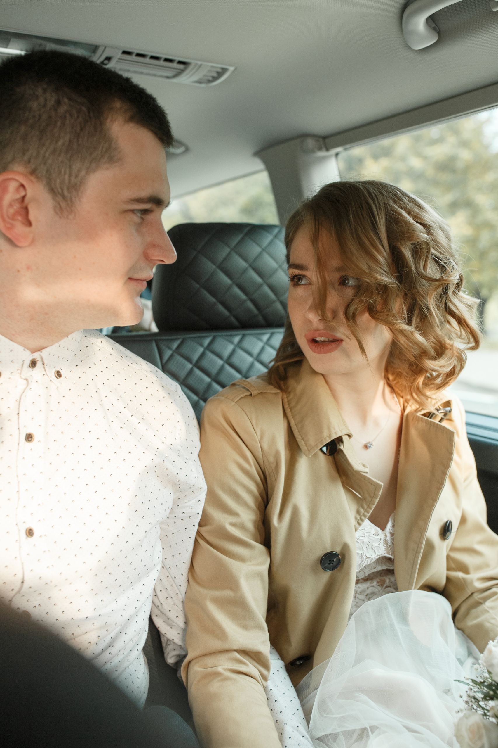 Свадебная прогулка красивой пары на берегу озера