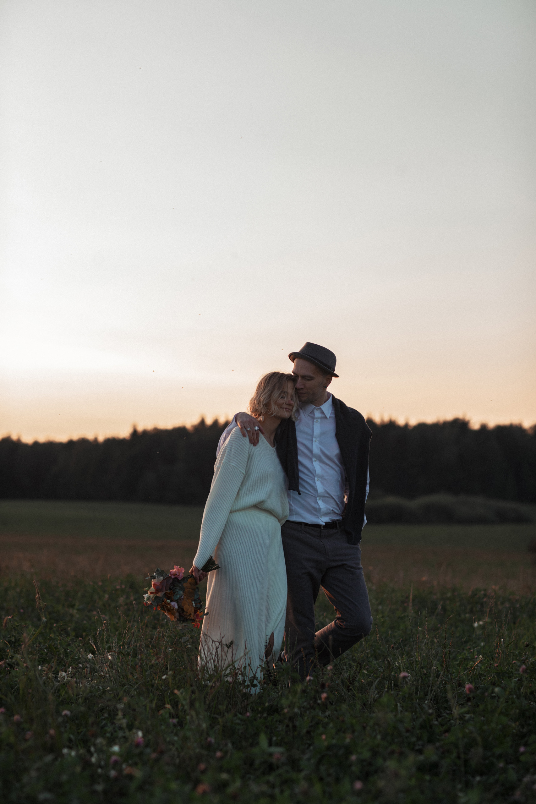 Чувственная фотосессия  в поле