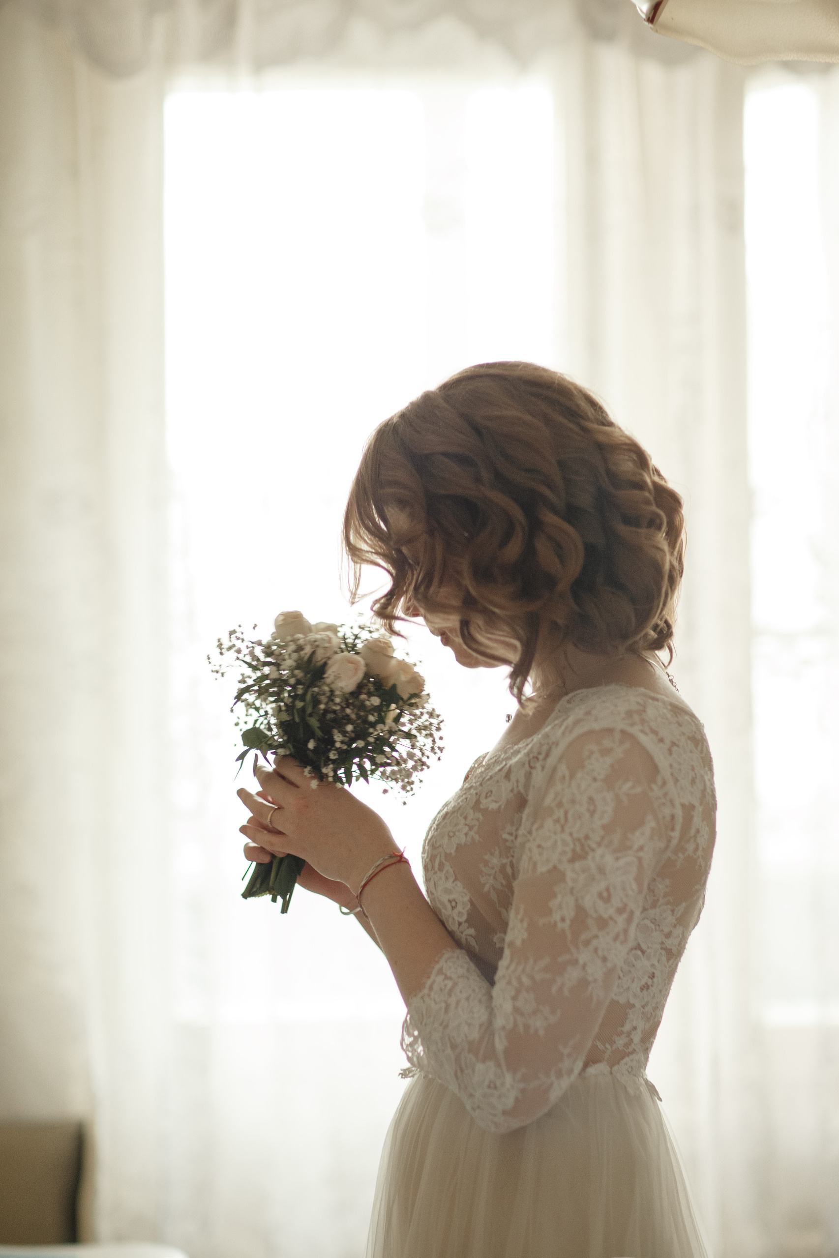 Свадебная прогулка красивой пары на берегу озера