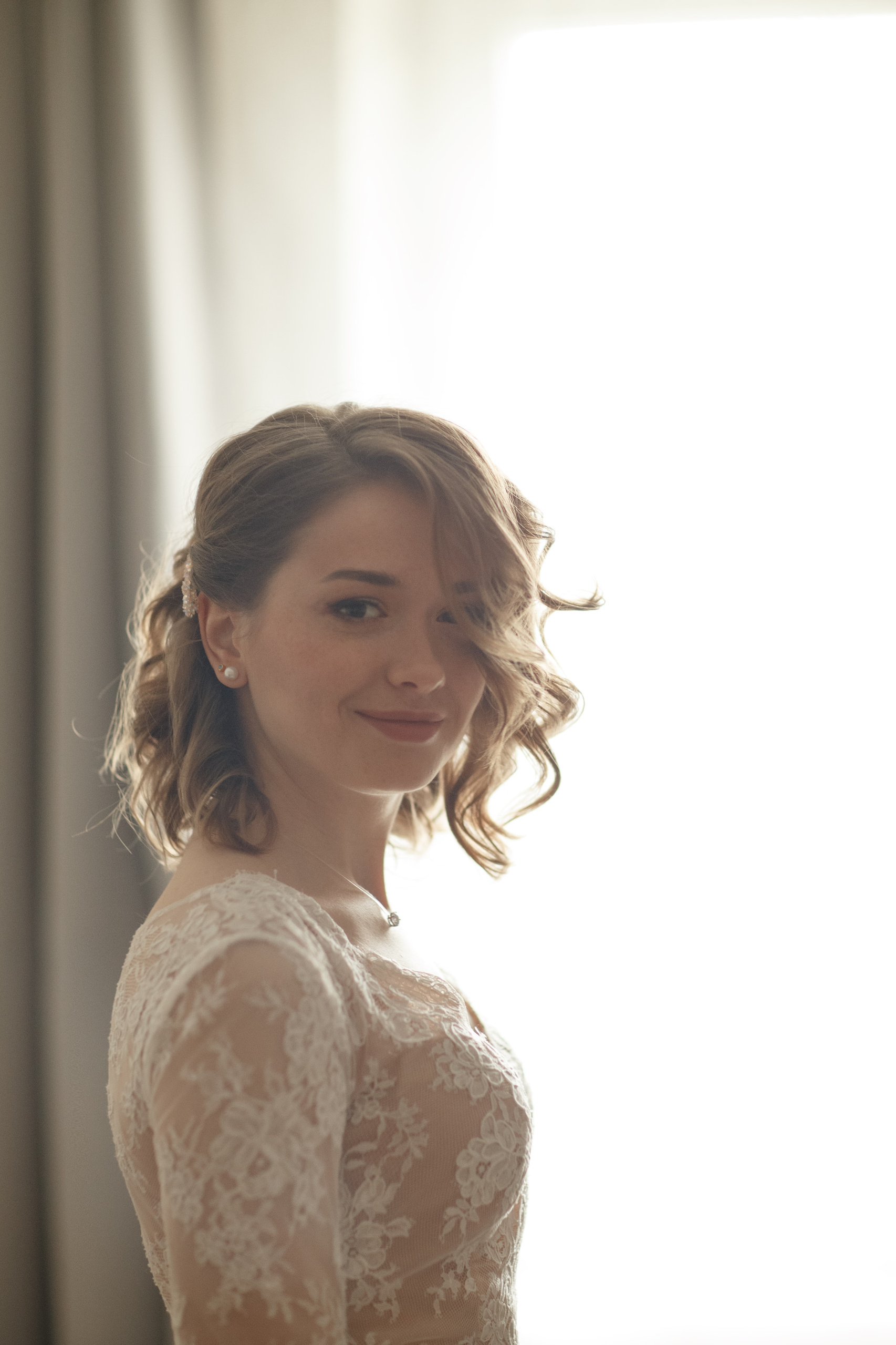 Свадебная прогулка красивой пары на берегу озера