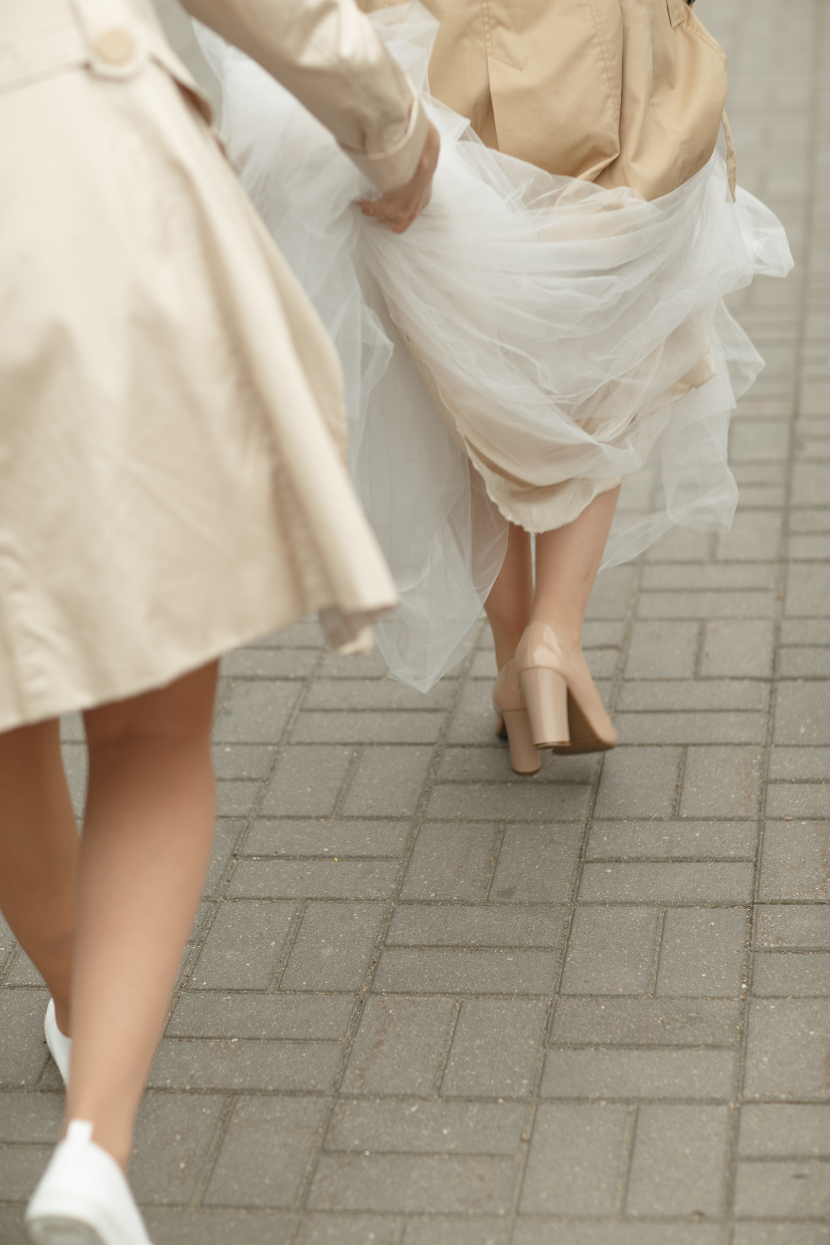 Свадебная прогулка красивой пары на берегу озера