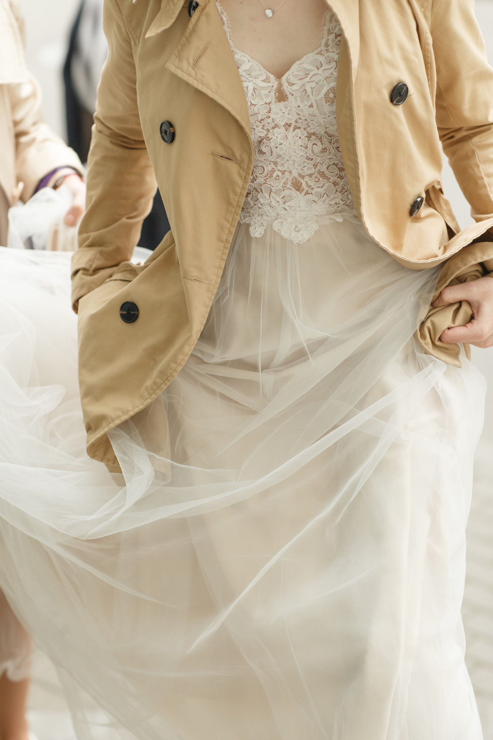 Свадебная прогулка красивой пары на берегу озера