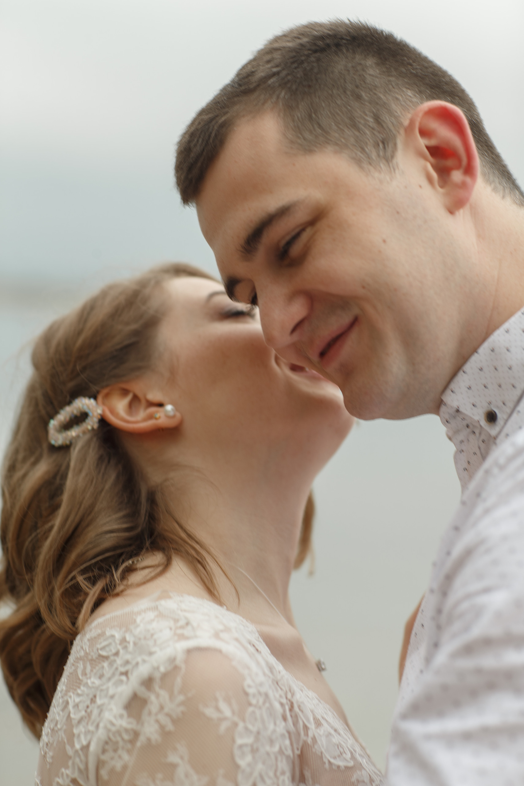 Свадебная прогулка красивой пары на берегу озера