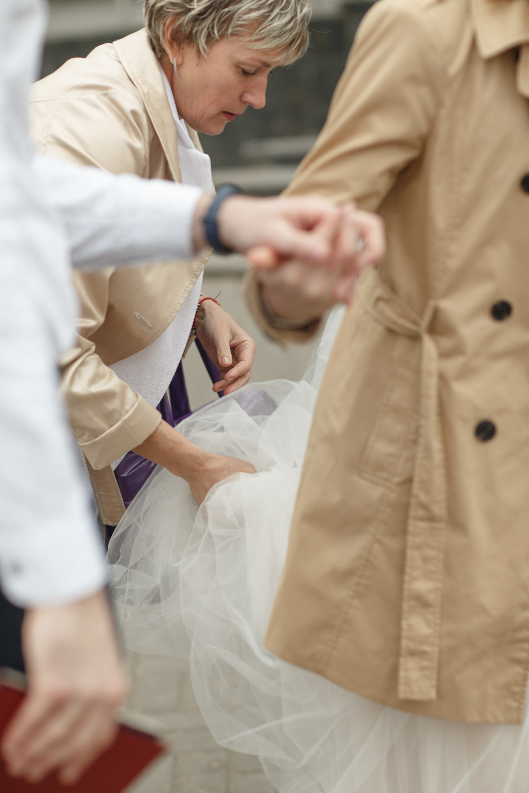 Свадебная прогулка красивой пары на берегу озера