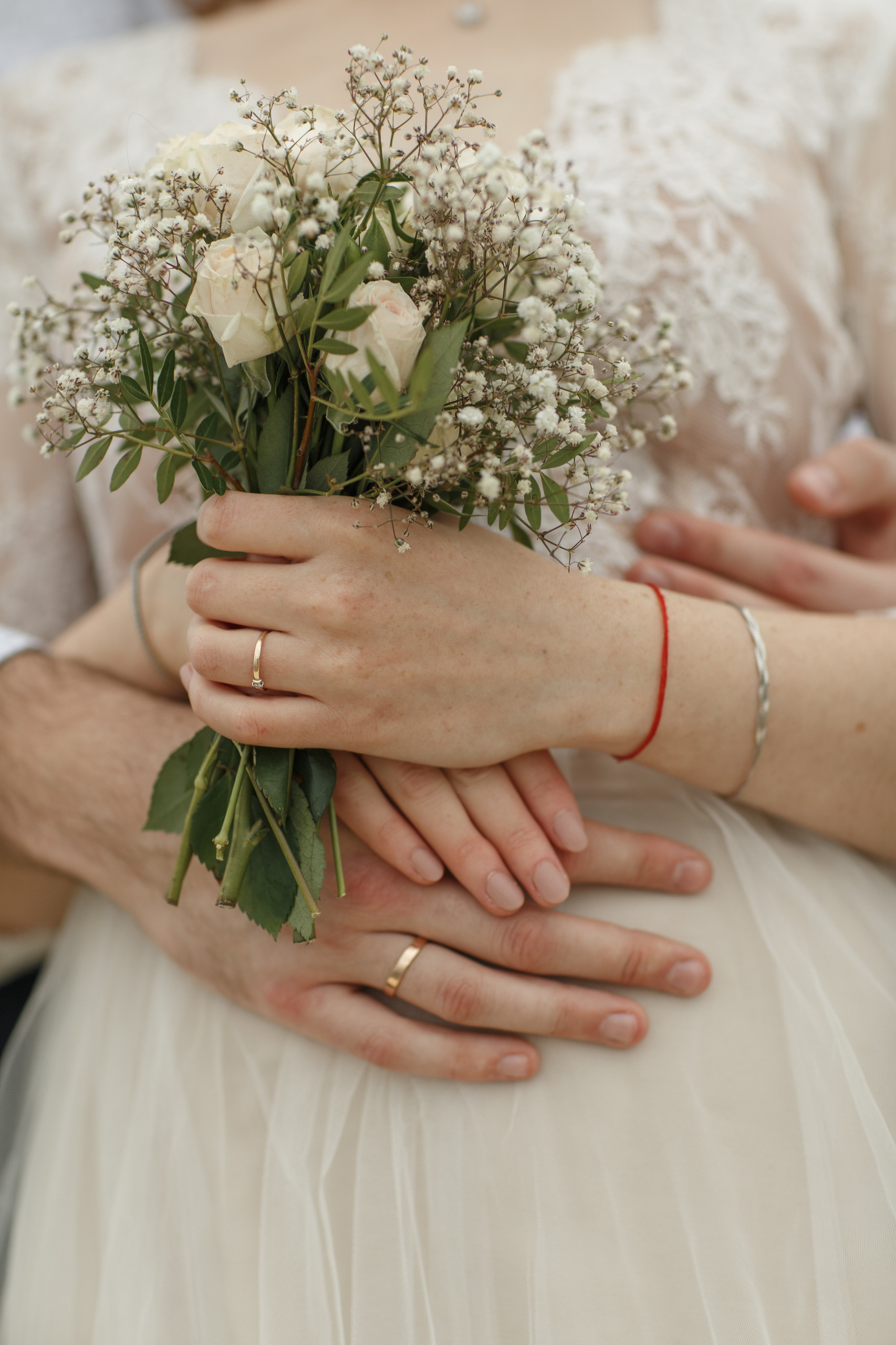 Свадебная прогулка красивой пары на берегу озера